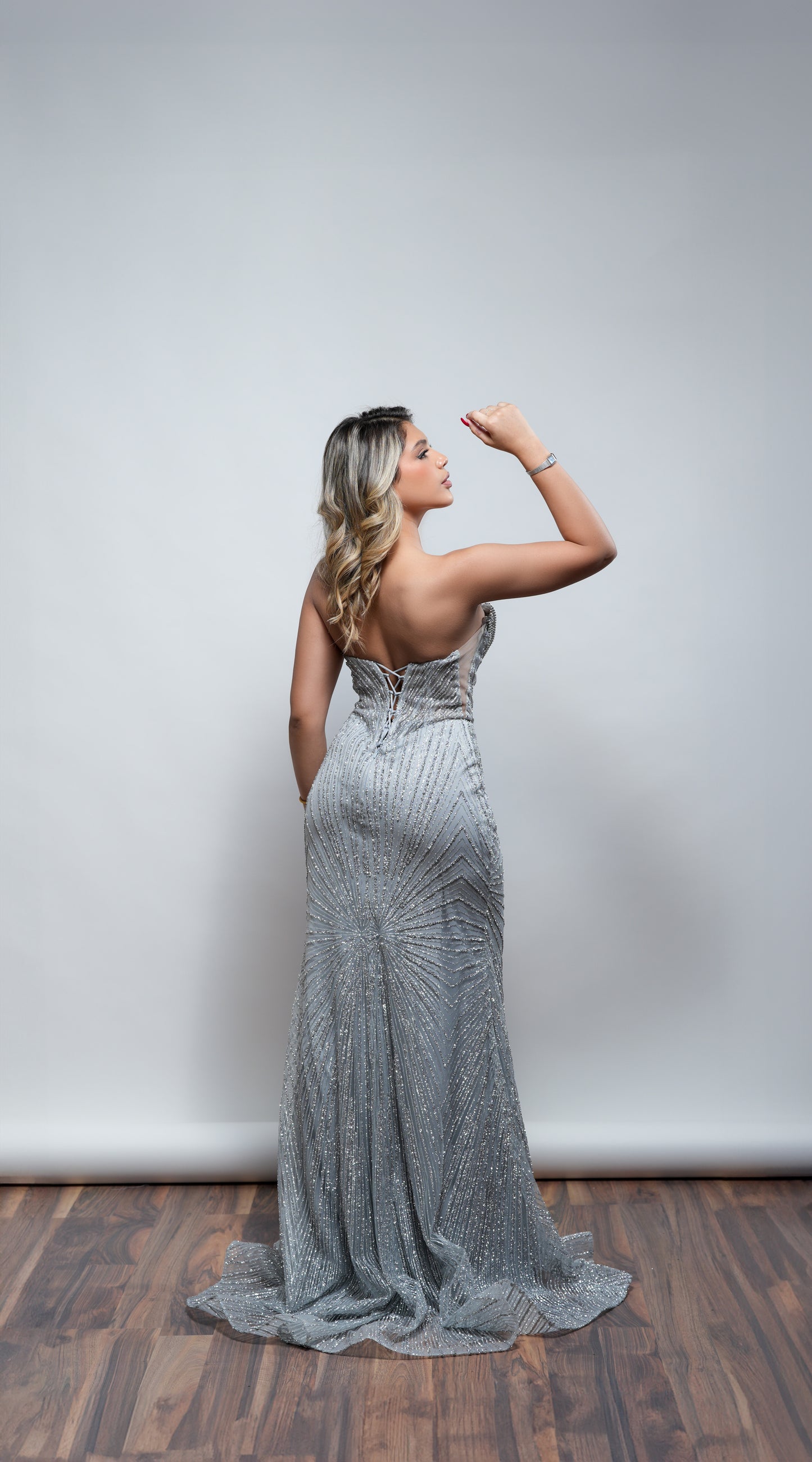 Vestido Straple Brilloso Cadenas en Copas
