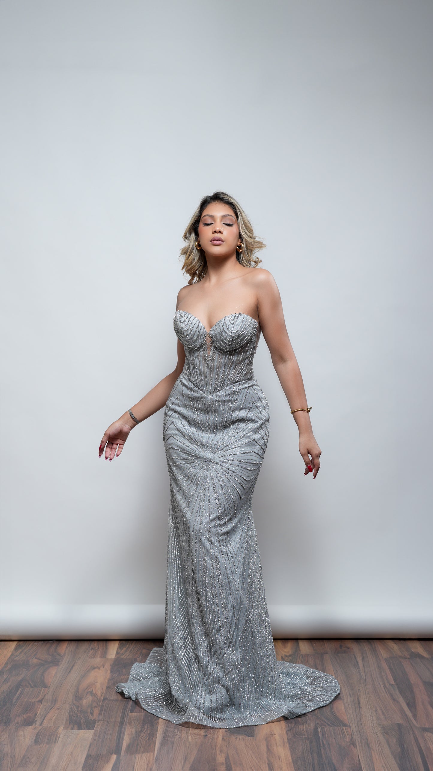 Vestido Straple Brilloso Cadenas en Copas