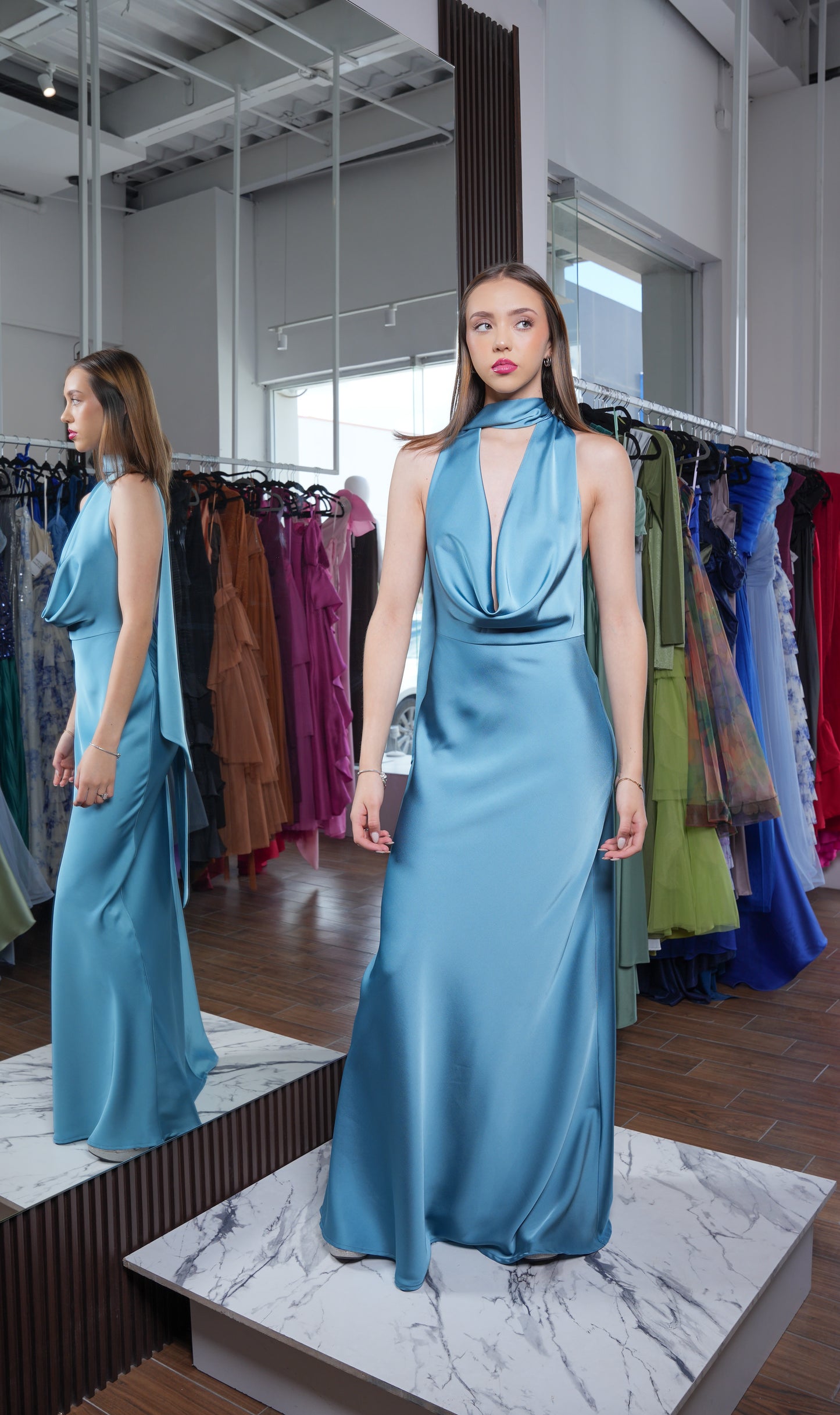 Vestido Azul Raf Satin Escote Caido Espalda Descubierta