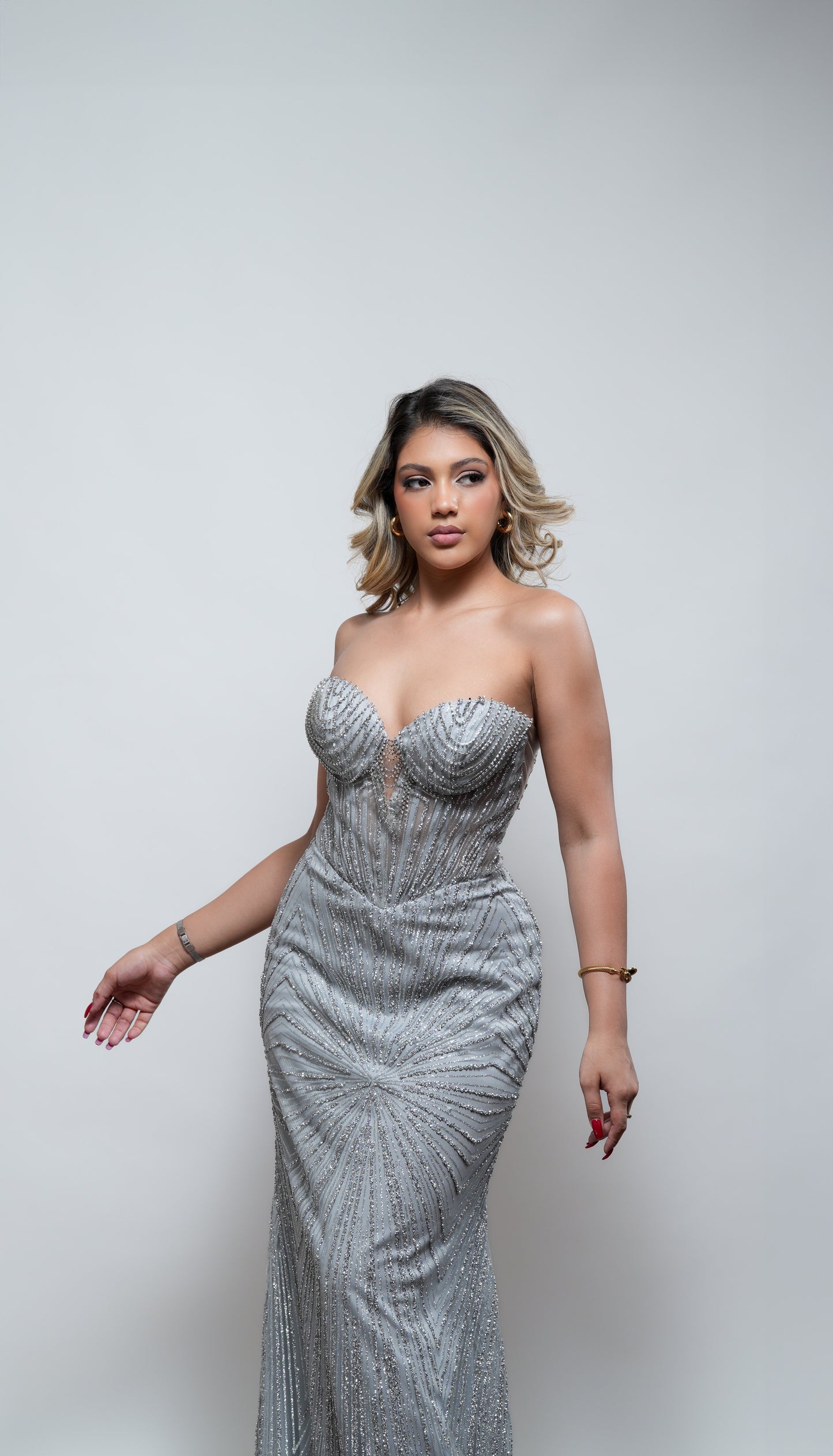 Vestido Straple Brilloso Cadenas en Copas
