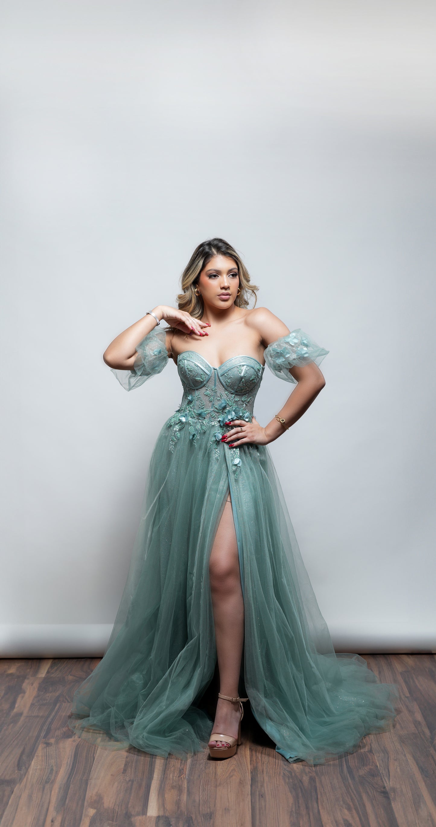 Vestido Verde Sage Corte Princesa de Corset con Flores