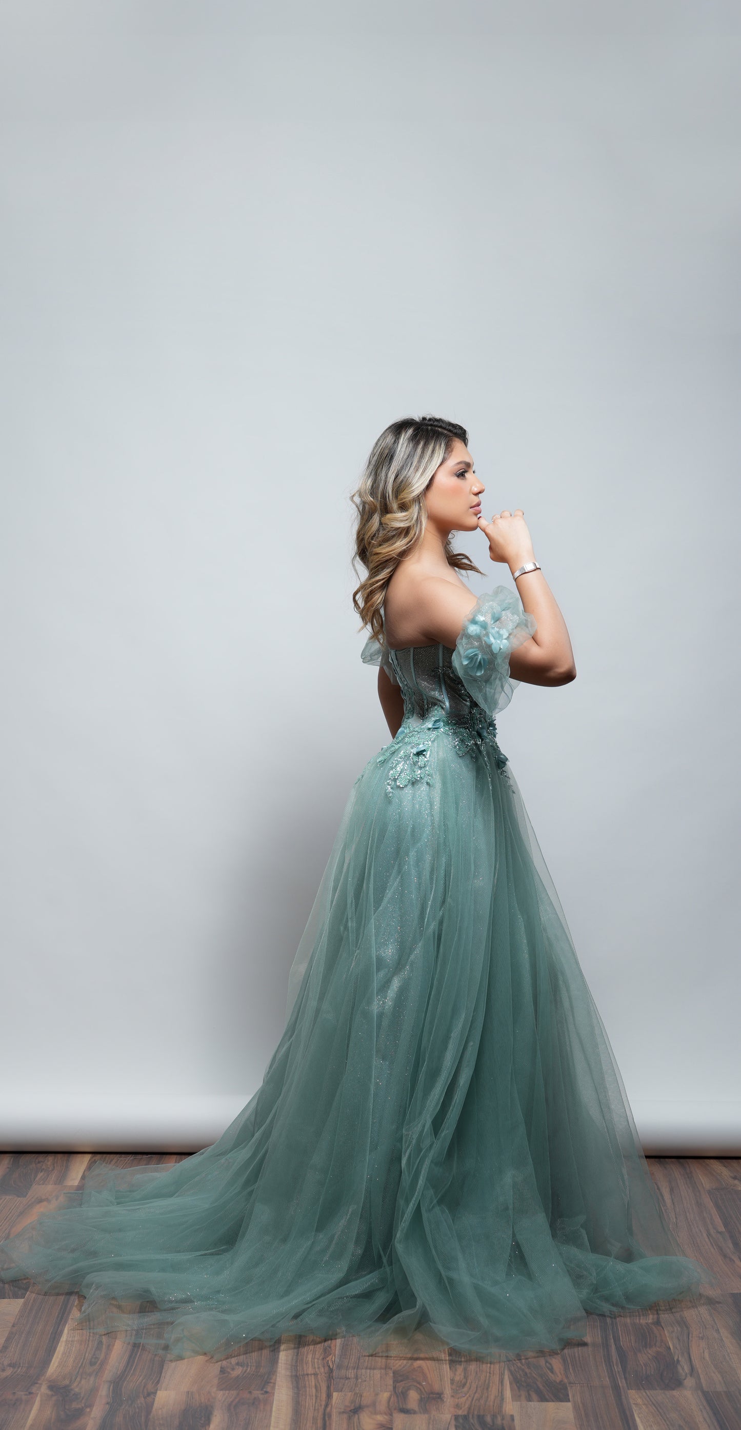 Vestido Verde Sage Corte Princesa de Corset con Flores