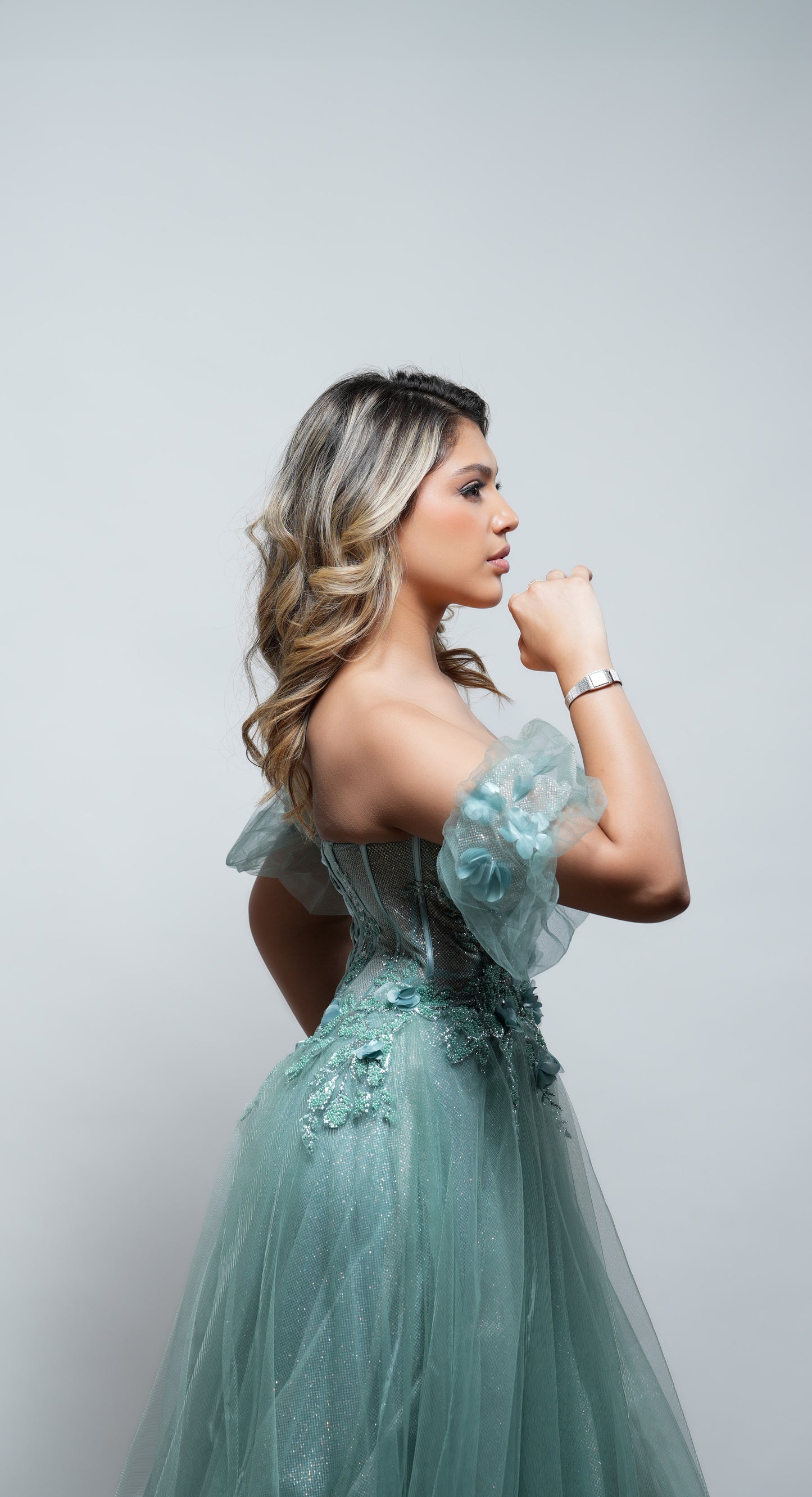 Vestido Verde Sage Corte Princesa de Corset con Flores