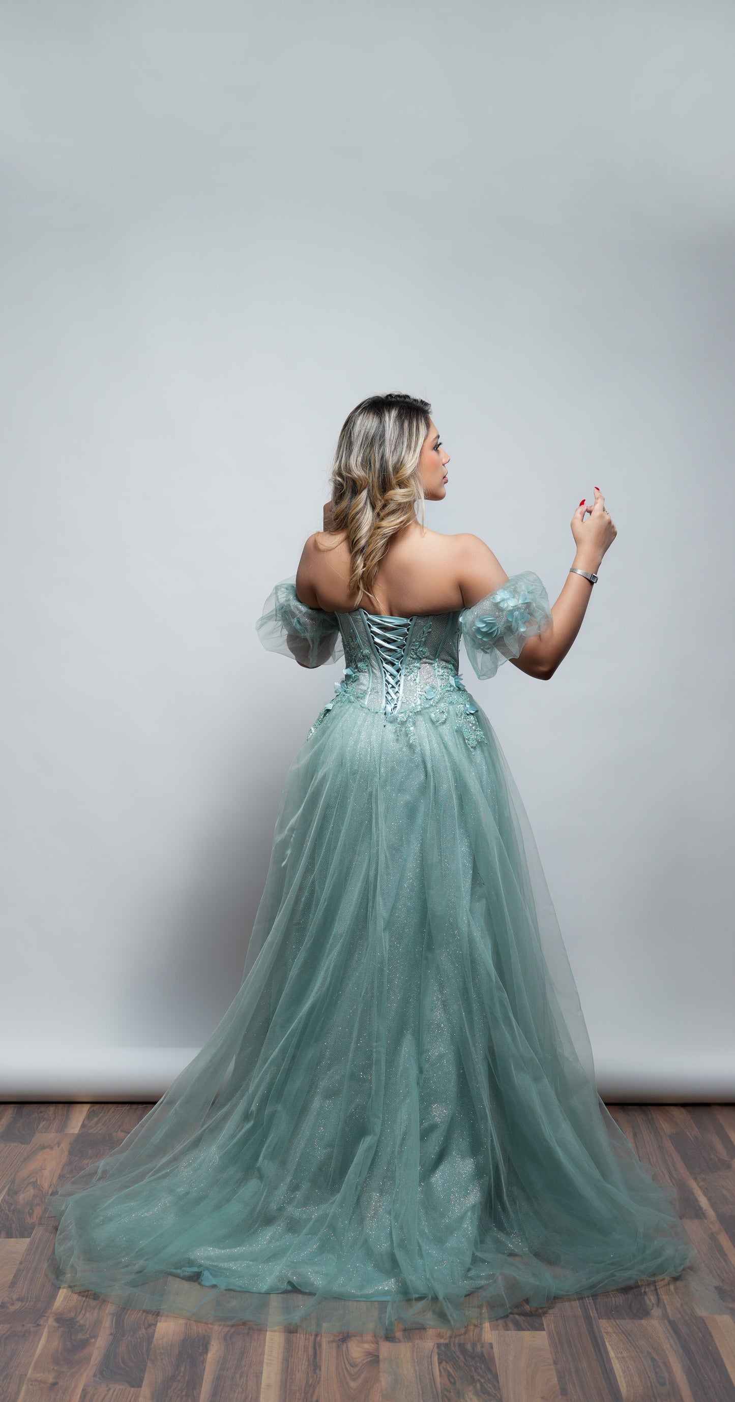 Vestido Verde Sage Corte Princesa de Corset con Flores