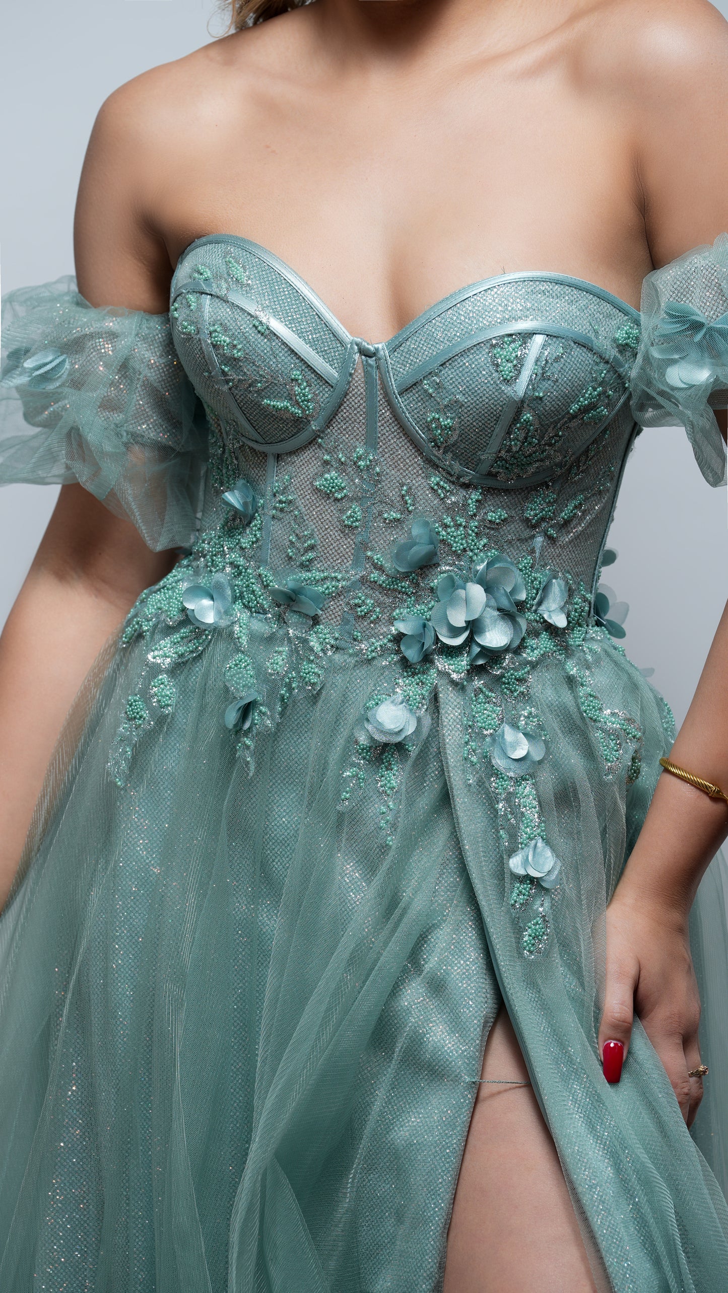 Vestido Verde Sage Corte Princesa de Corset con Flores
