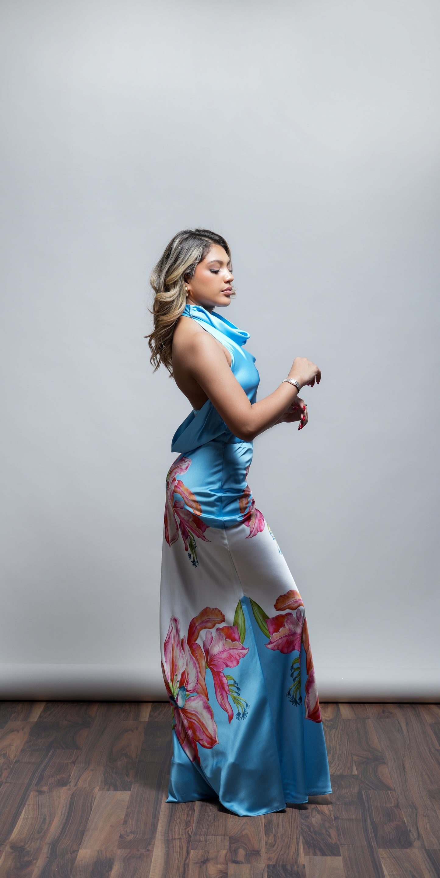 Vestido Azul Cuello Halter Con Flores Rosas