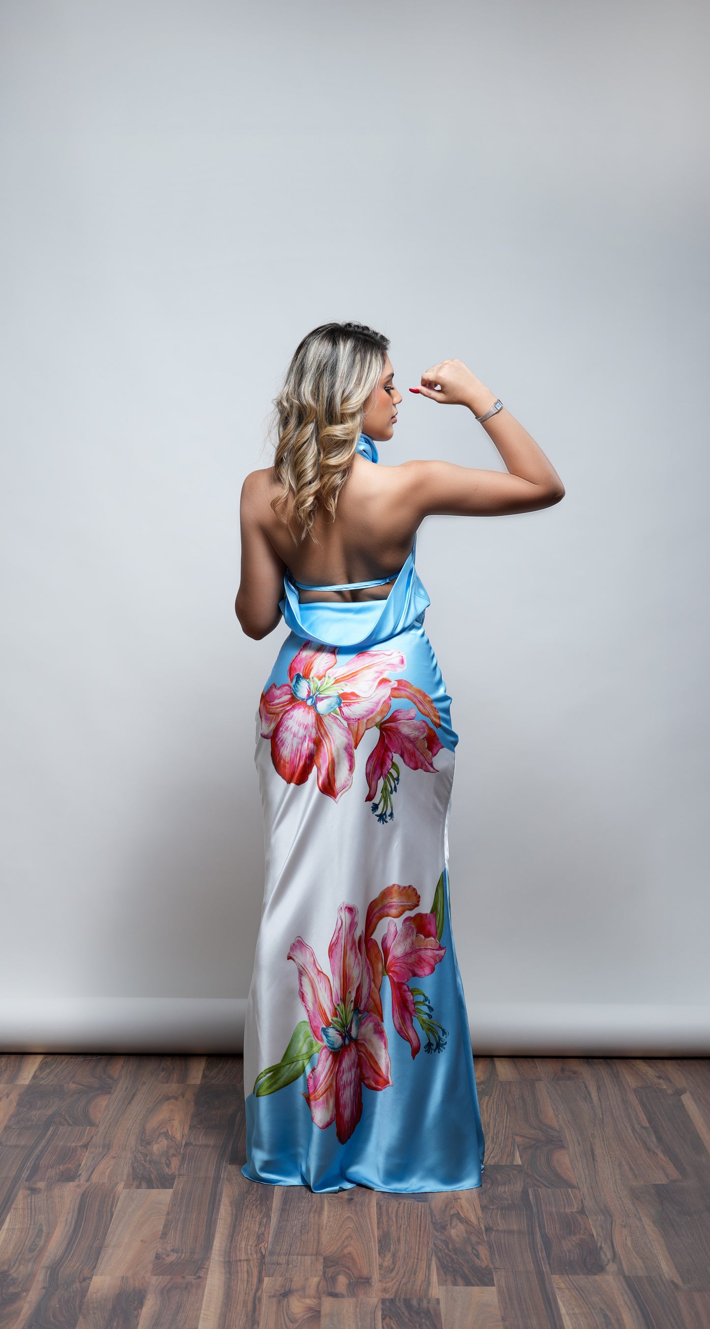 Vestido Azul Cuello Halter Con Flores Rosas