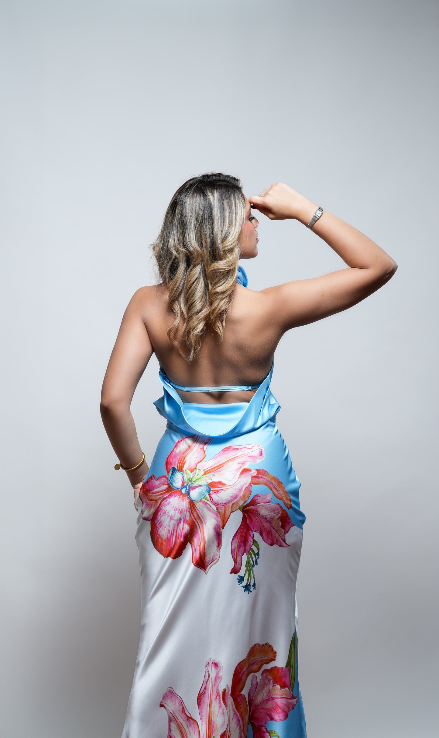 Vestido Azul Cuello Halter Con Flores Rosas