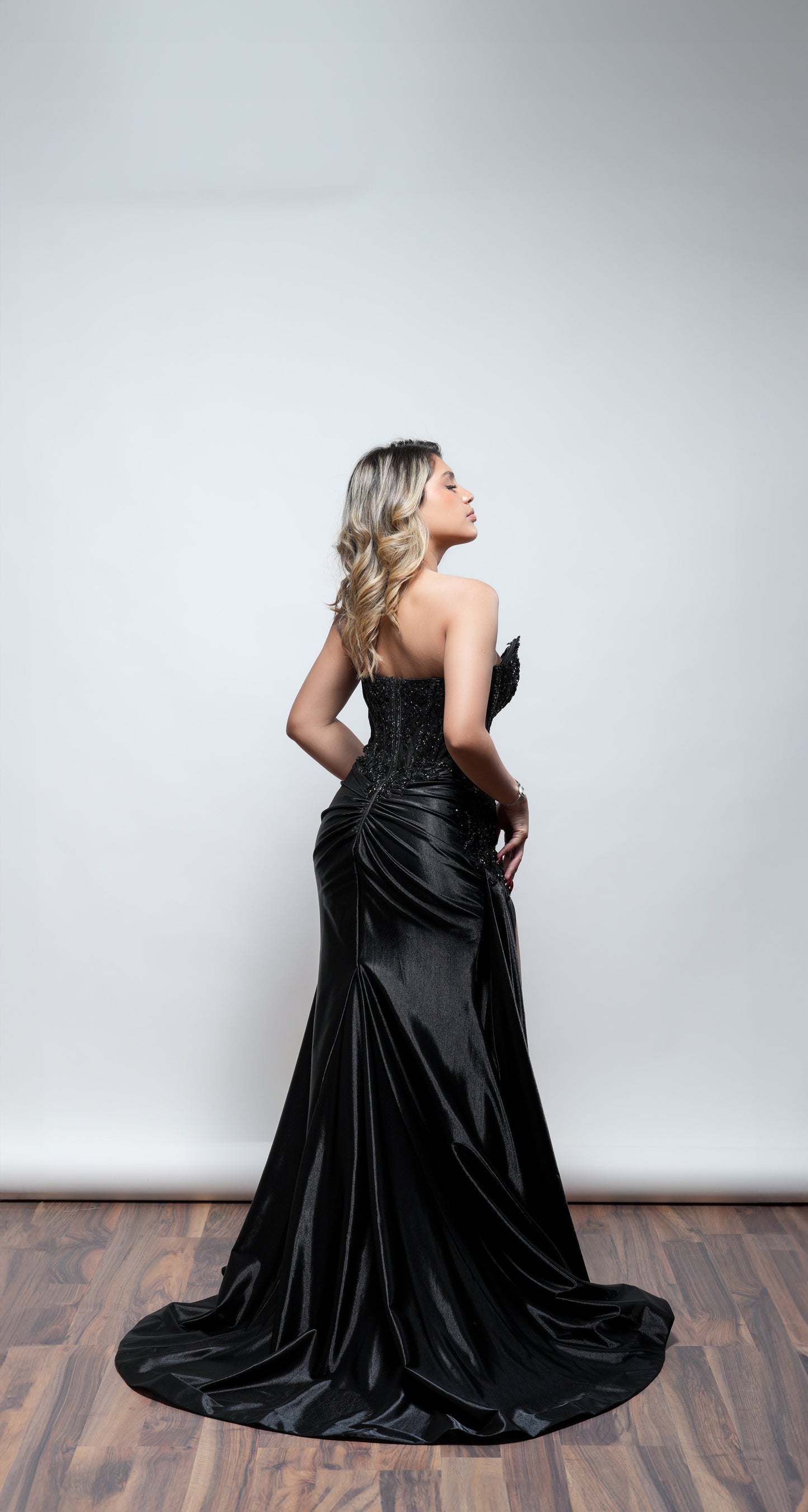 Vestido Negro Satin Straple Con Estampado En Corset