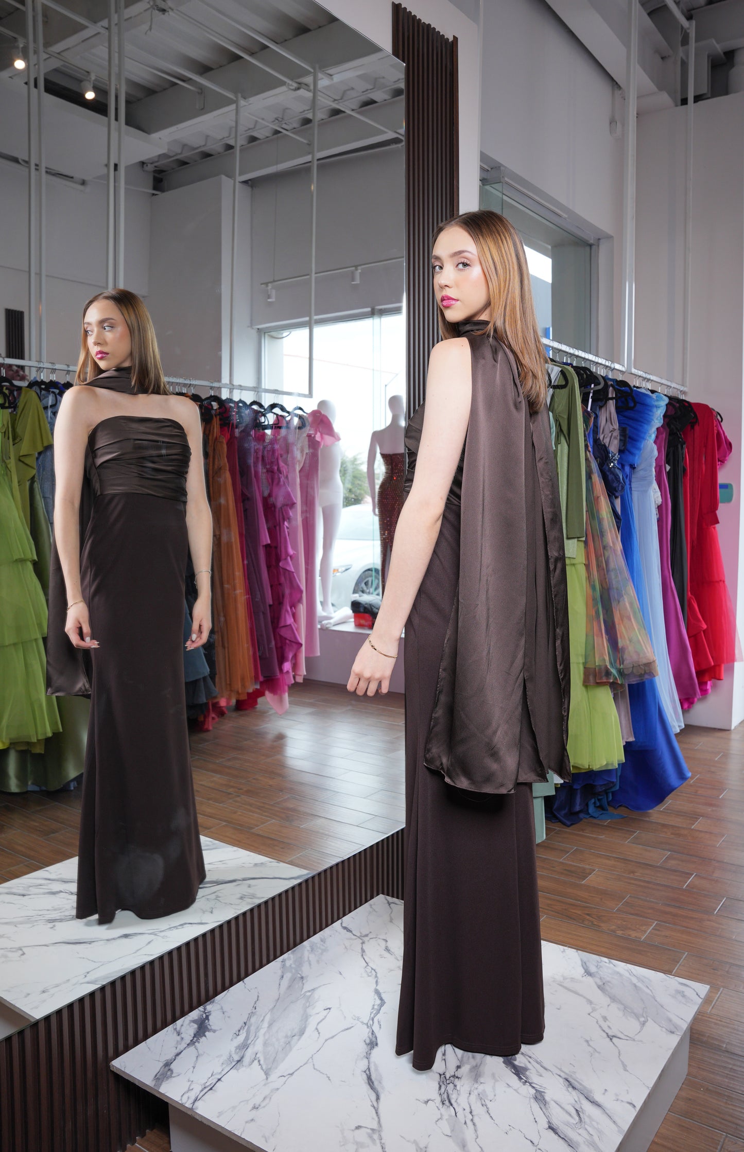 Vestido Chocolate Straple Liso Banda Atras