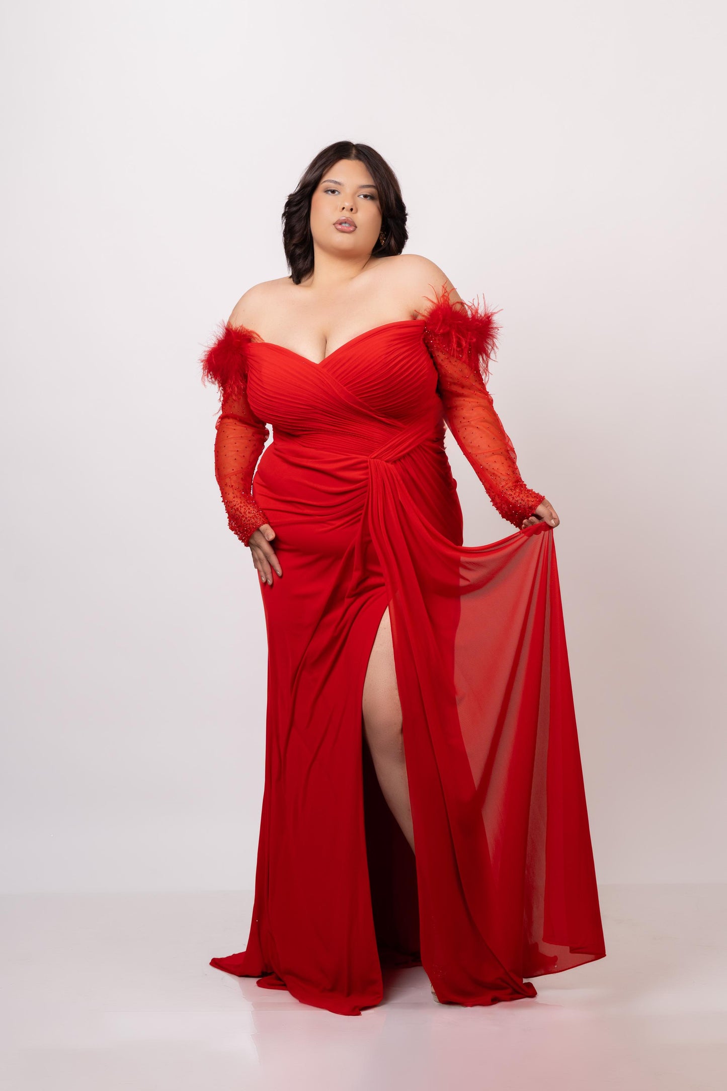 Vestido Rojo Manga Larga Con Piedras Y Plumas En Hombros