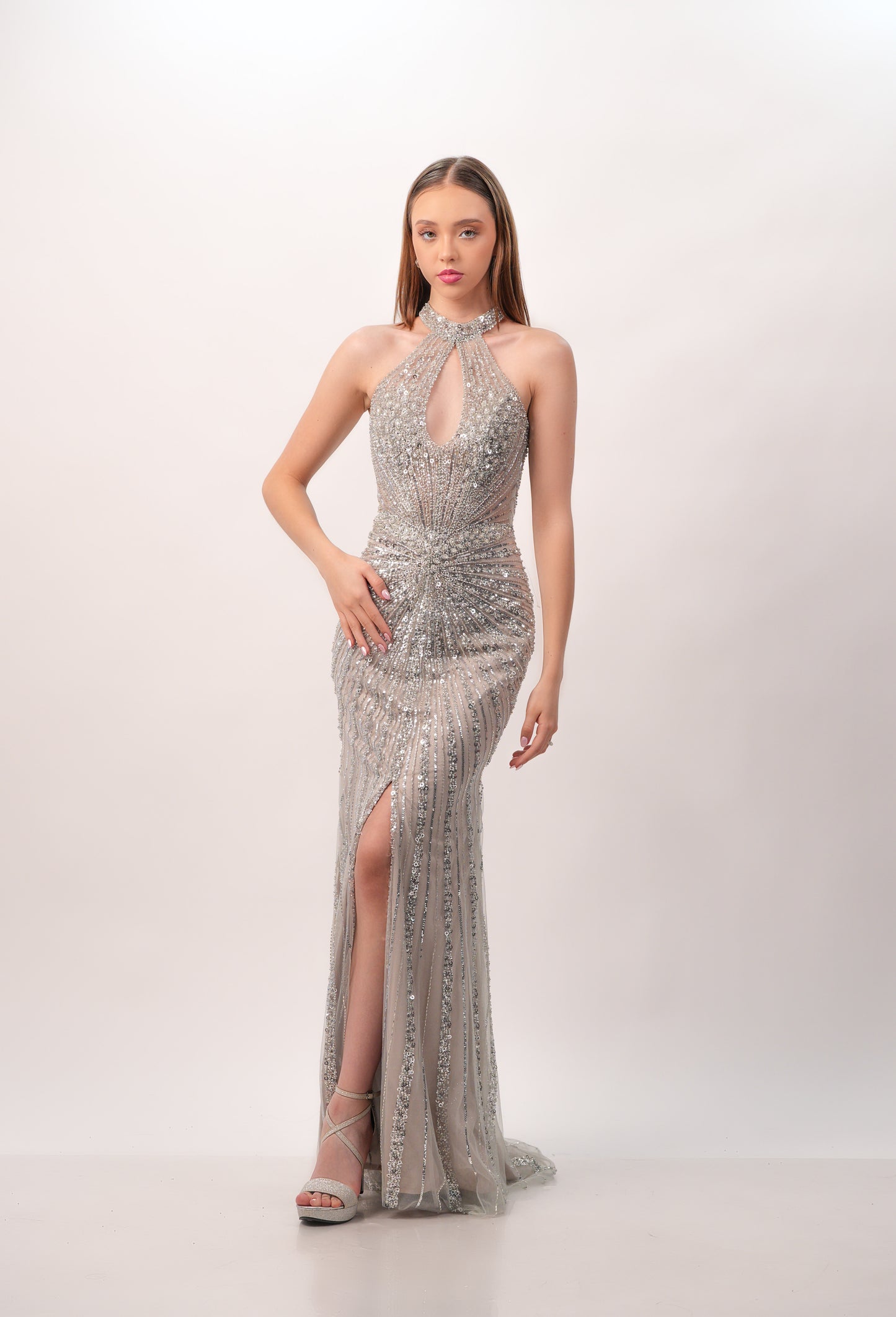Vestido Plata Pedrería Cuello Halter con Escote