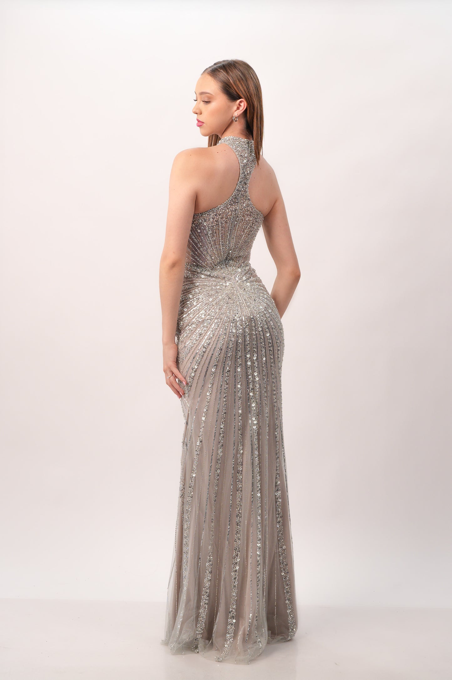 Vestido Plata Pedrería Cuello Halter con Escote