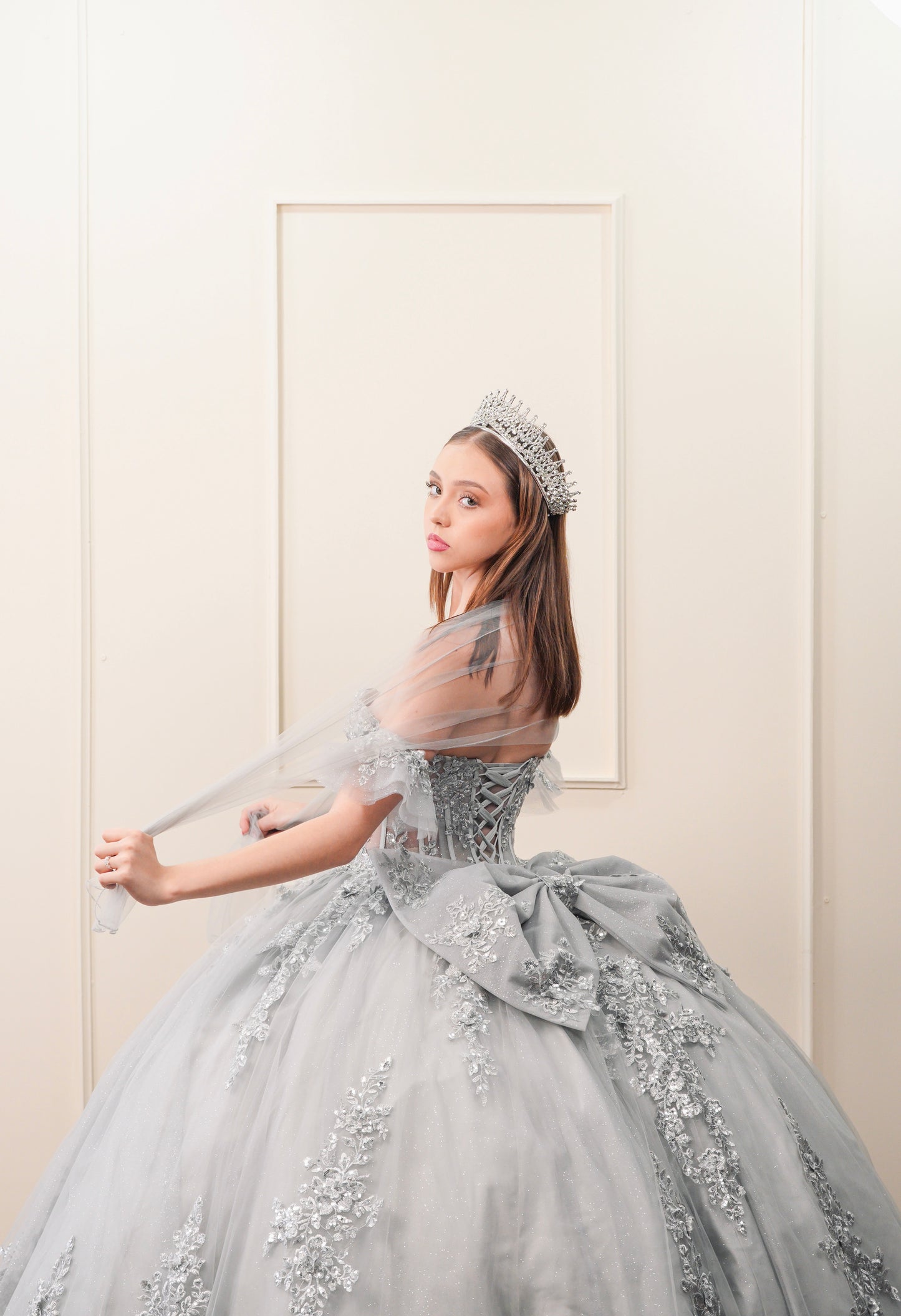 Vestido de XV Años Gris Bordado Plateado Mangas Amponas