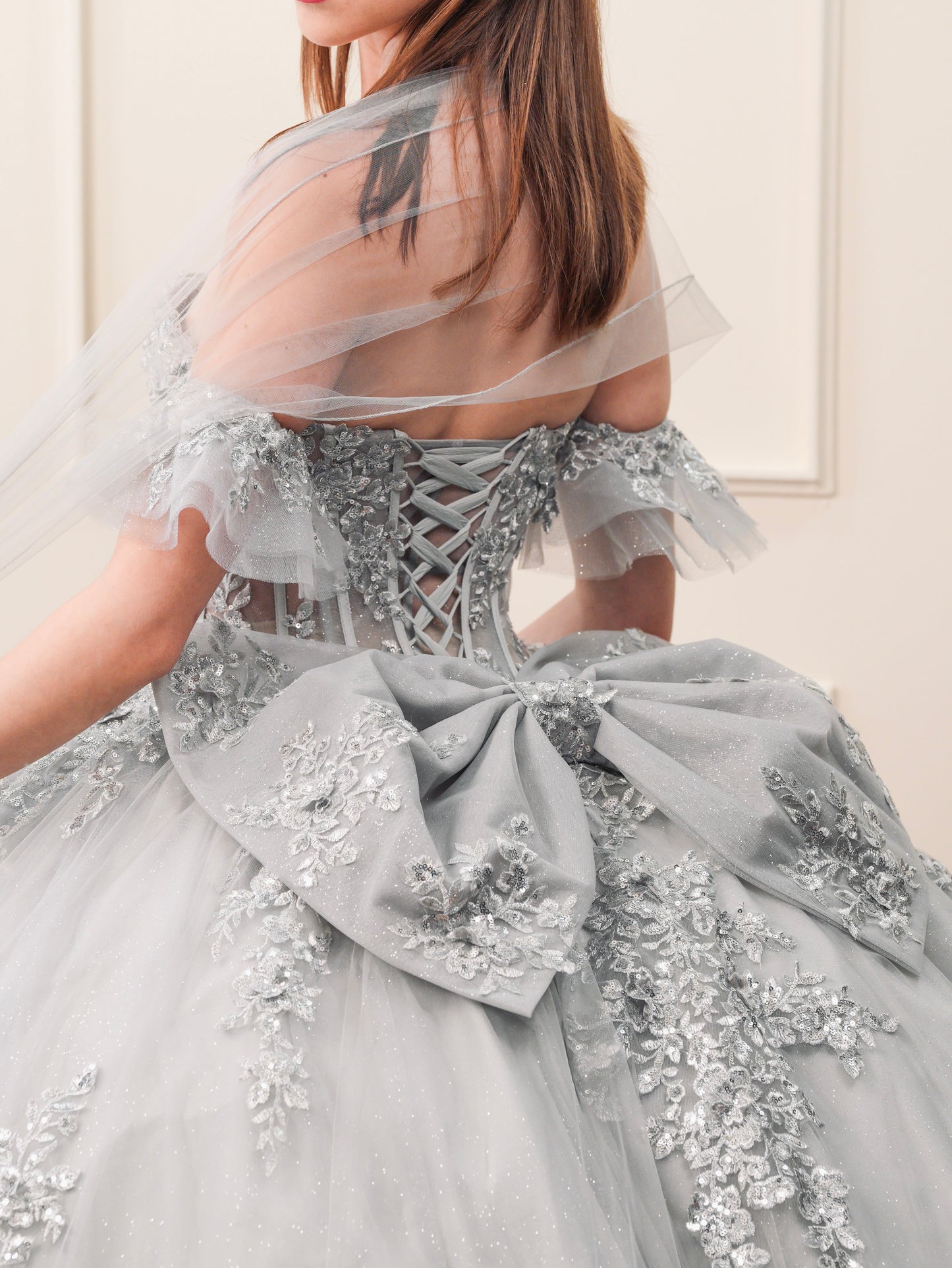 Vestido de XV Años Gris Bordado Plateado Mangas Amponas