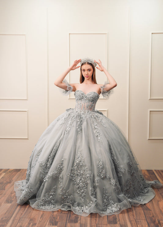 Vestido de XV Años Gris Bordado Plateado Mangas Amponas