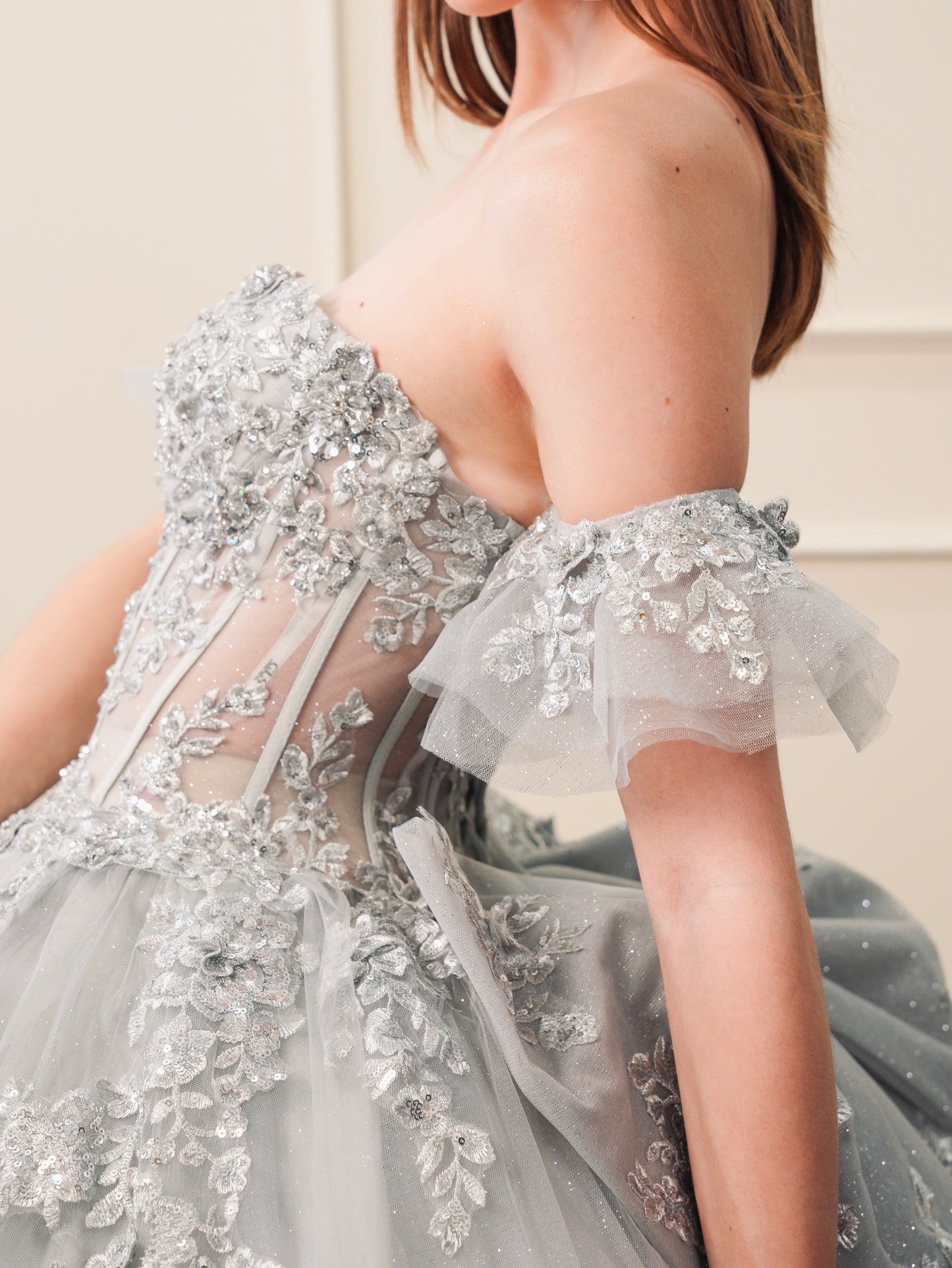 Vestido de XV Años Gris Bordado Plateado Mangas Amponas