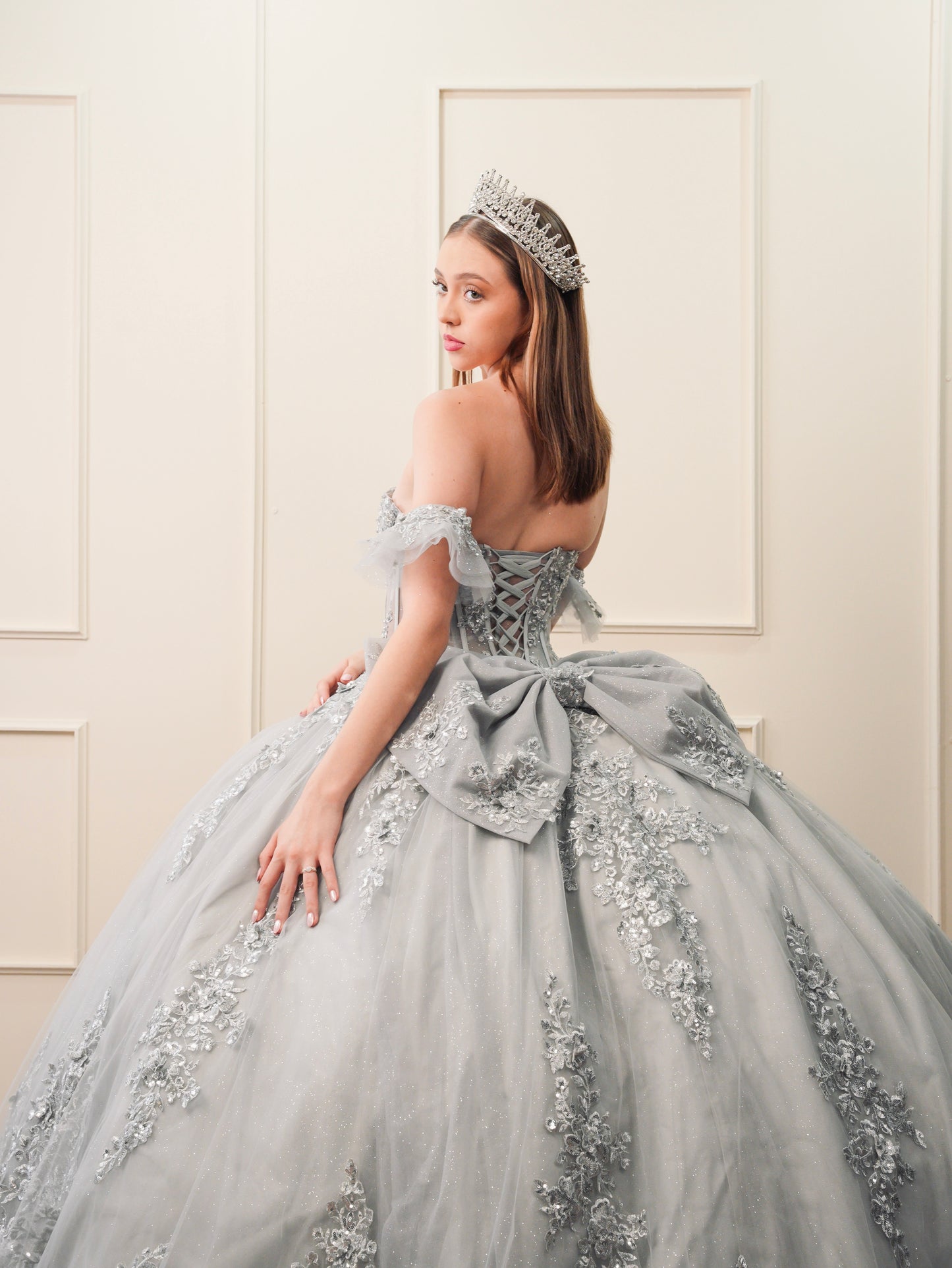 Vestido de XV Años Gris Bordado Plateado Mangas Amponas