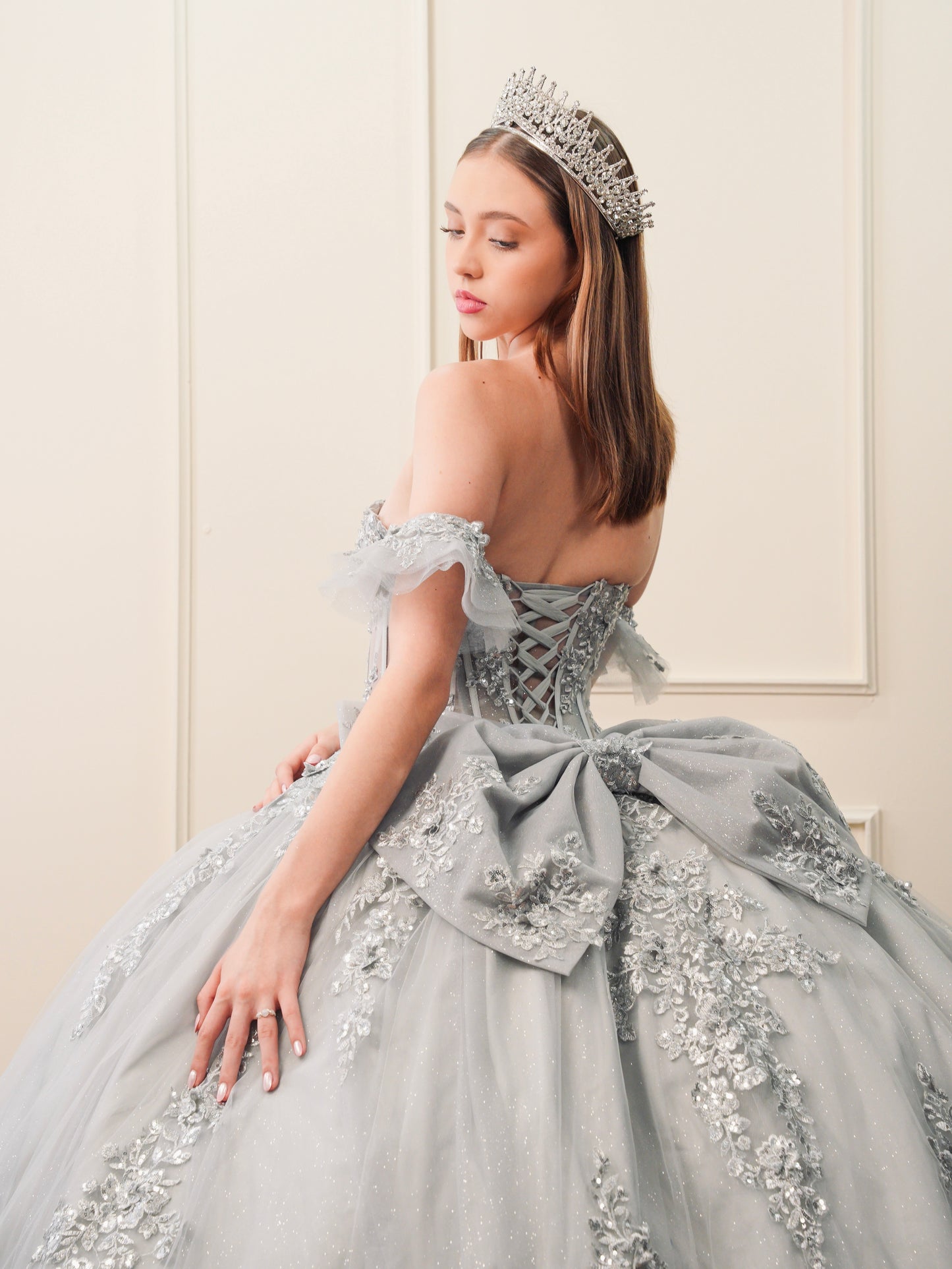 Vestido de XV Años Gris Bordado Plateado Mangas Amponas