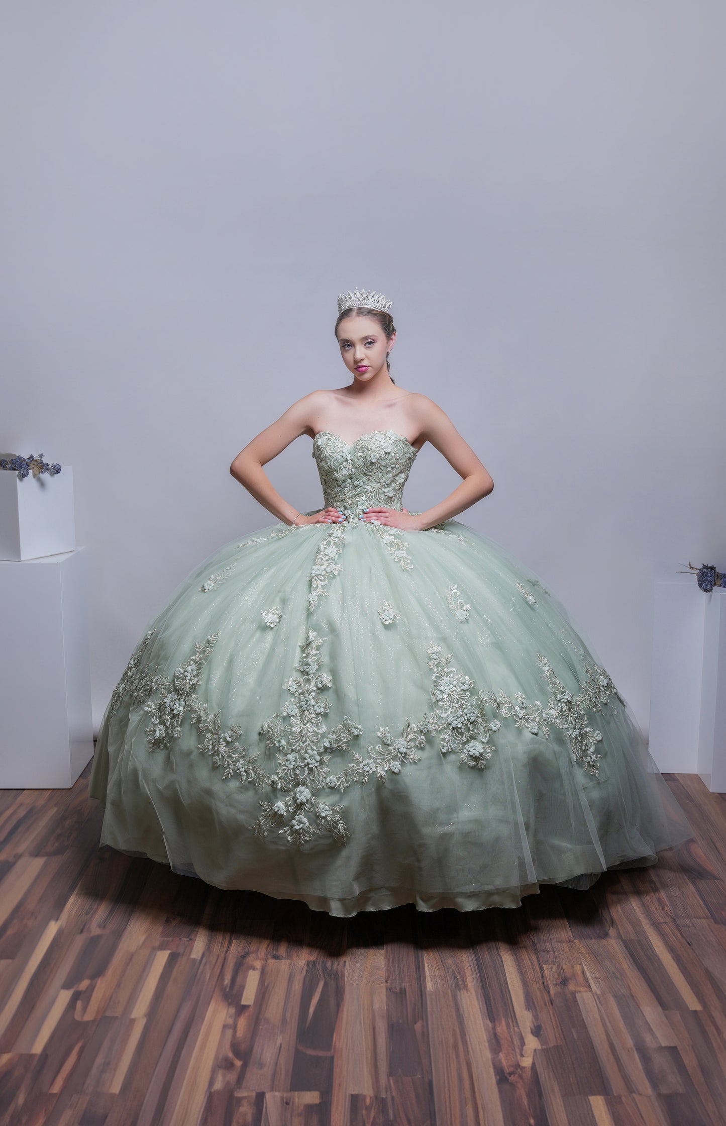 Vestido de XV Años Verde Sage Bordado De Flores Strapless (Renta)