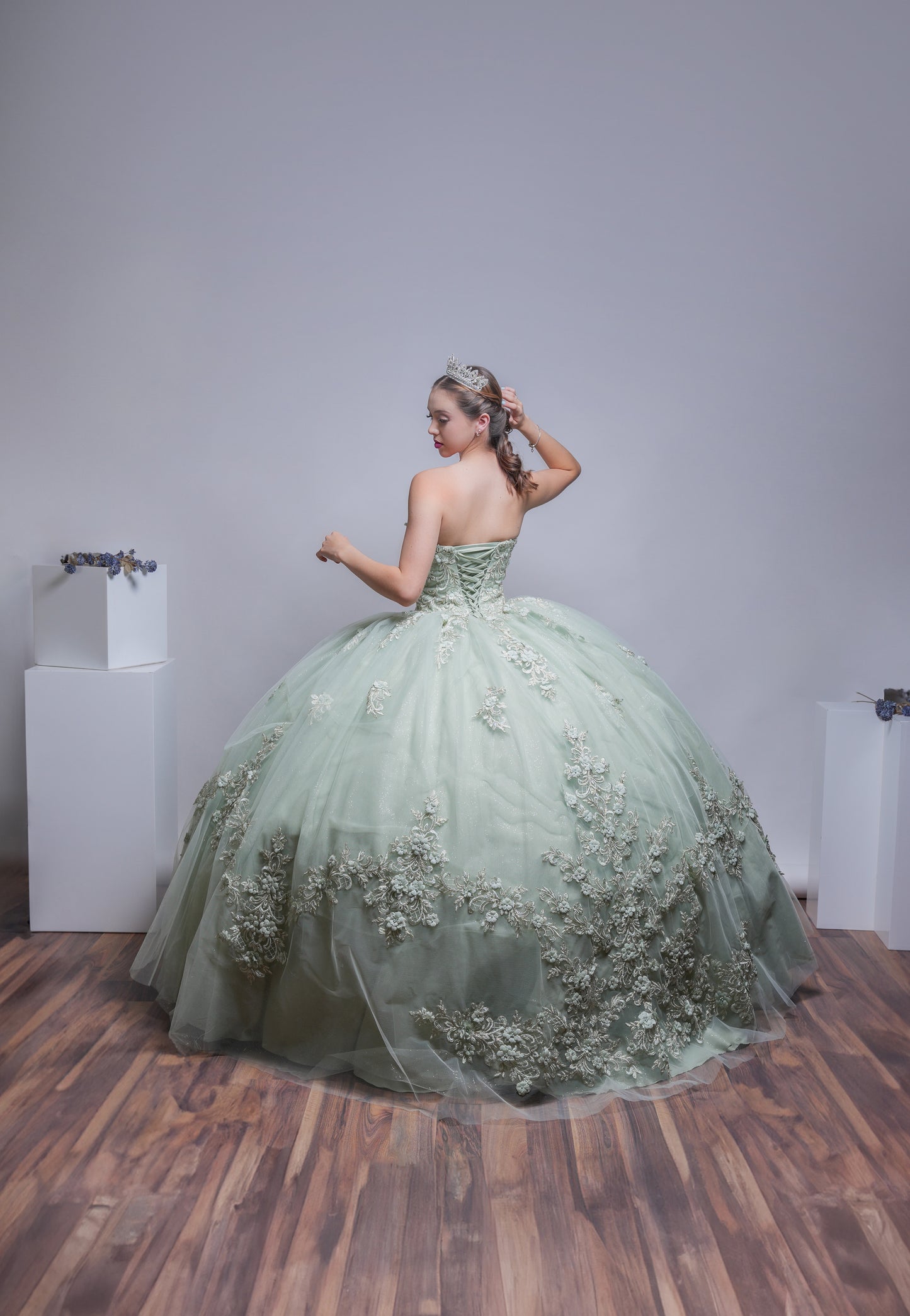 Vestido de XV Años Verde Sage Bordado De Flores Strapless (Renta)