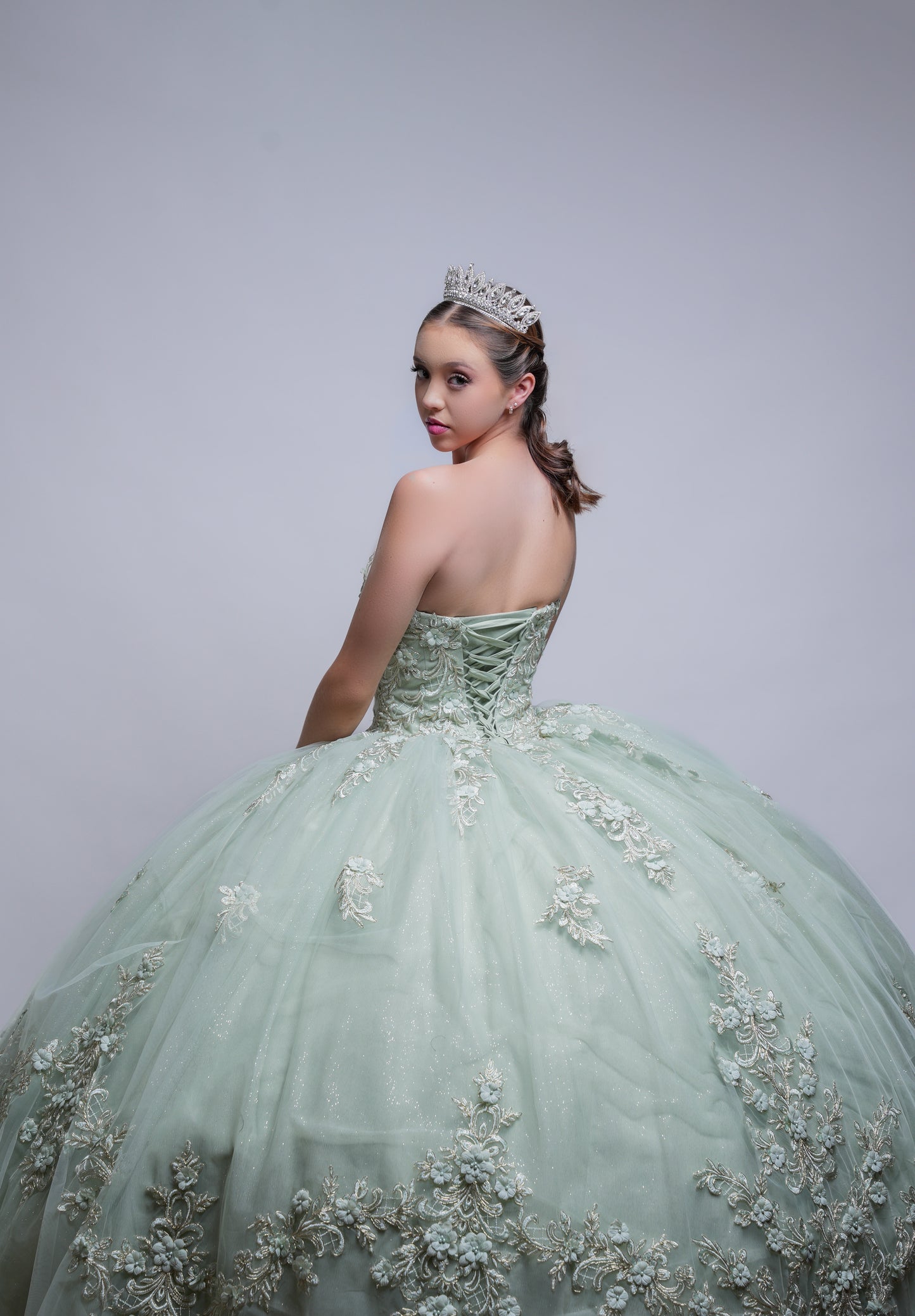 Vestido de XV Años Verde Sage Bordado De Flores Strapless (Renta)