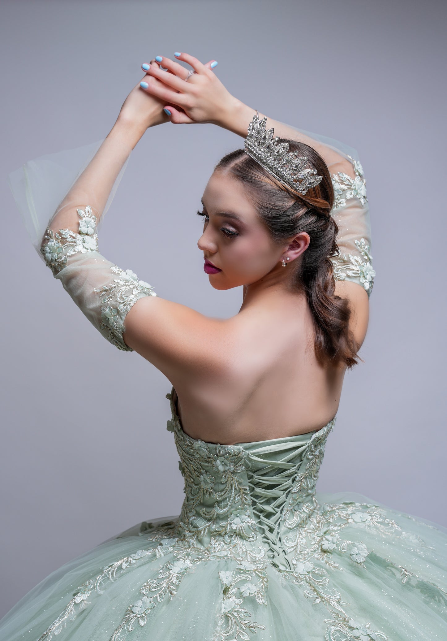 Vestido de XV Años Verde Sage Bordado De Flores Strapless (Renta)