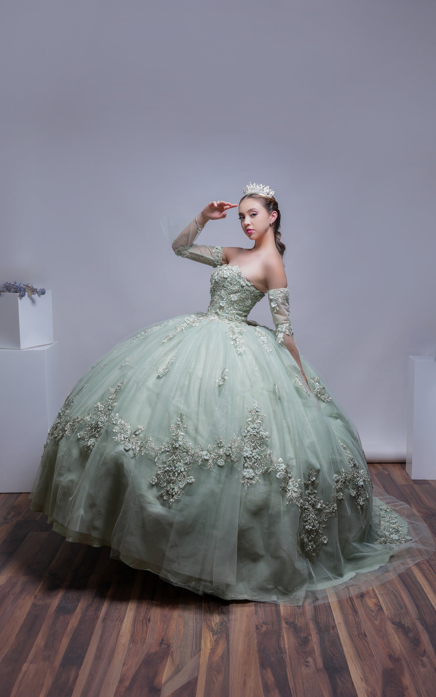 Vestido de XV Años Verde Sage Bordado De Flores Strapless (Renta)