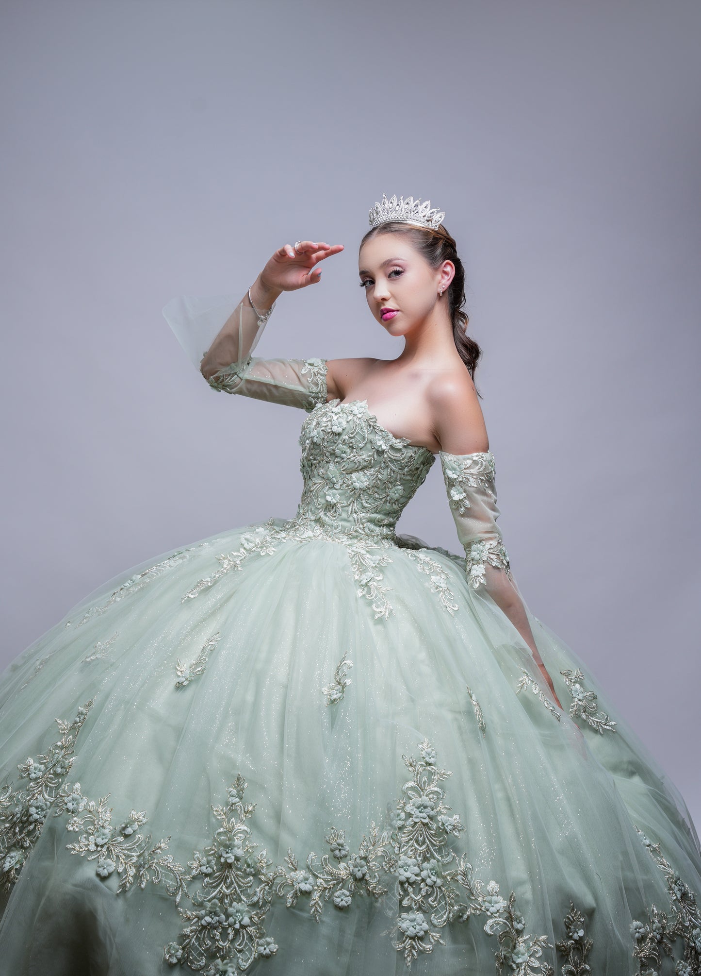 Vestido de XV Años Verde Sage Bordado De Flores Strapless (Renta)