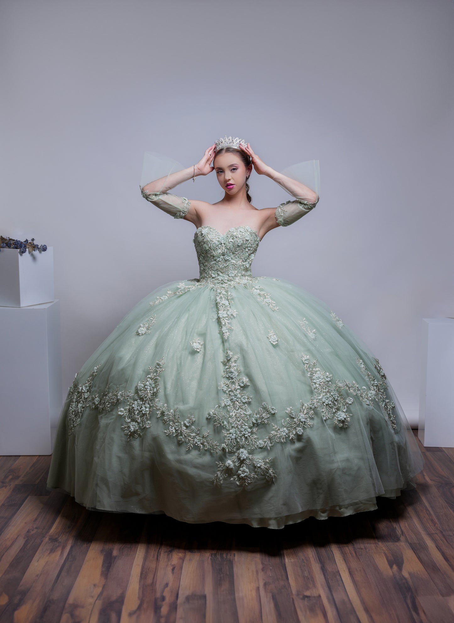 Vestido de XV Años Verde Sage Bordado De Flores Strapless (Renta)