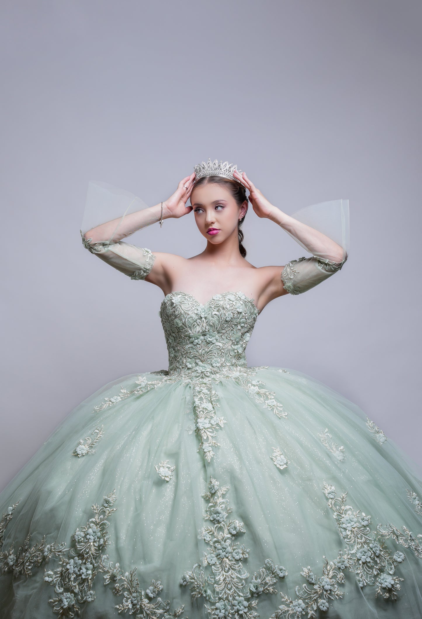Vestido de XV Años Verde Sage Bordado De Flores Strapless (Renta)