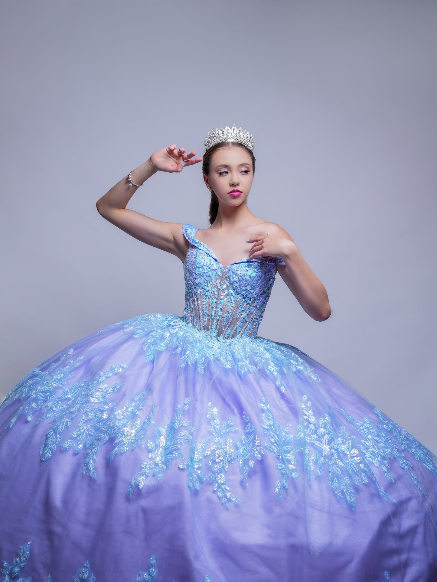 Vestido De XV Años Tornasol Lila y Azul con Glitter y Mangas Campesinas