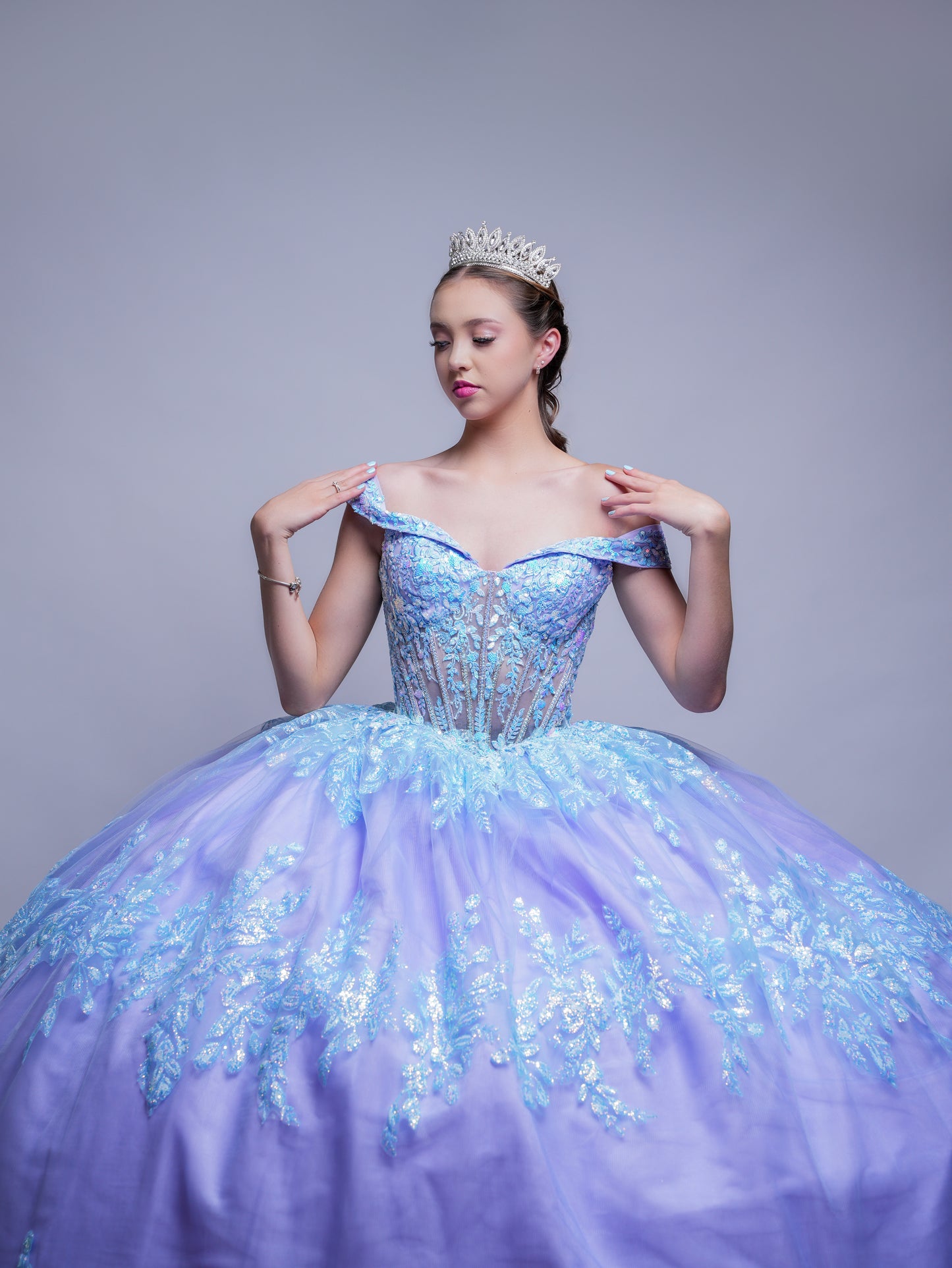 Vestido De XV Años Tornasol Lila y Azul con Glitter y Mangas Campesinas