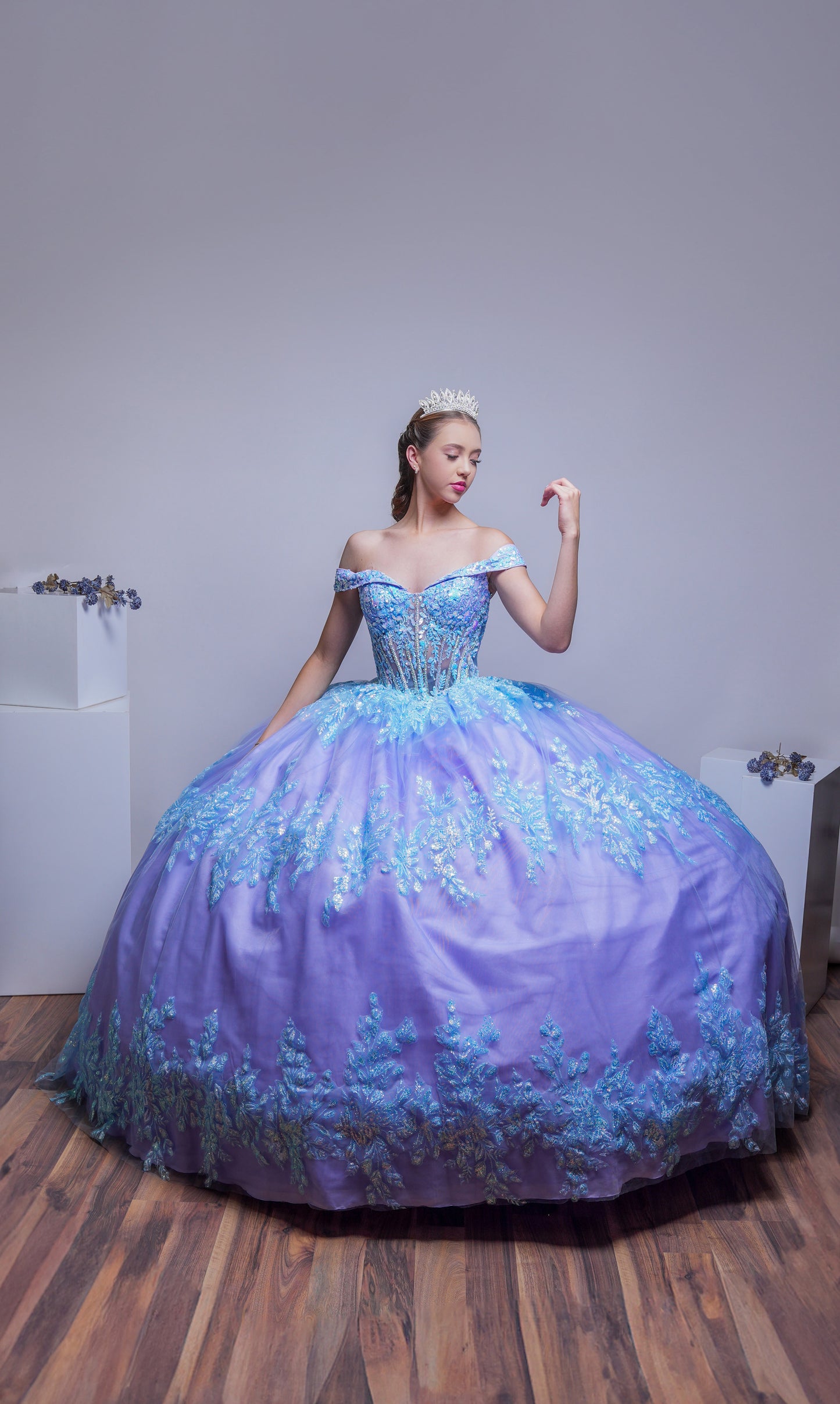 Vestido De XV Años Tornasol Lila y Azul con Glitter y Mangas Campesinas