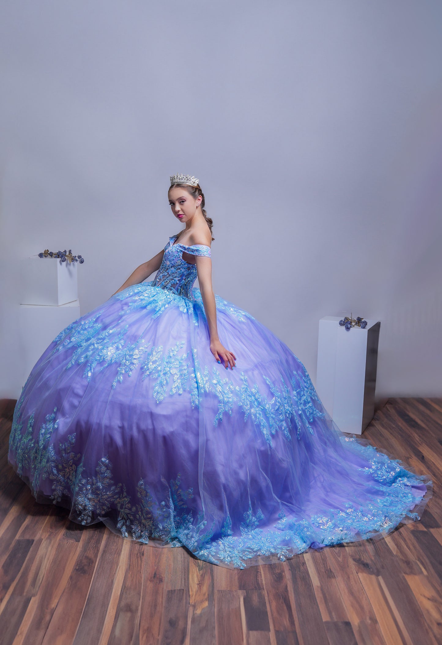 Vestido De XV Años Tornasol Lila y Azul con Glitter y Mangas Campesinas