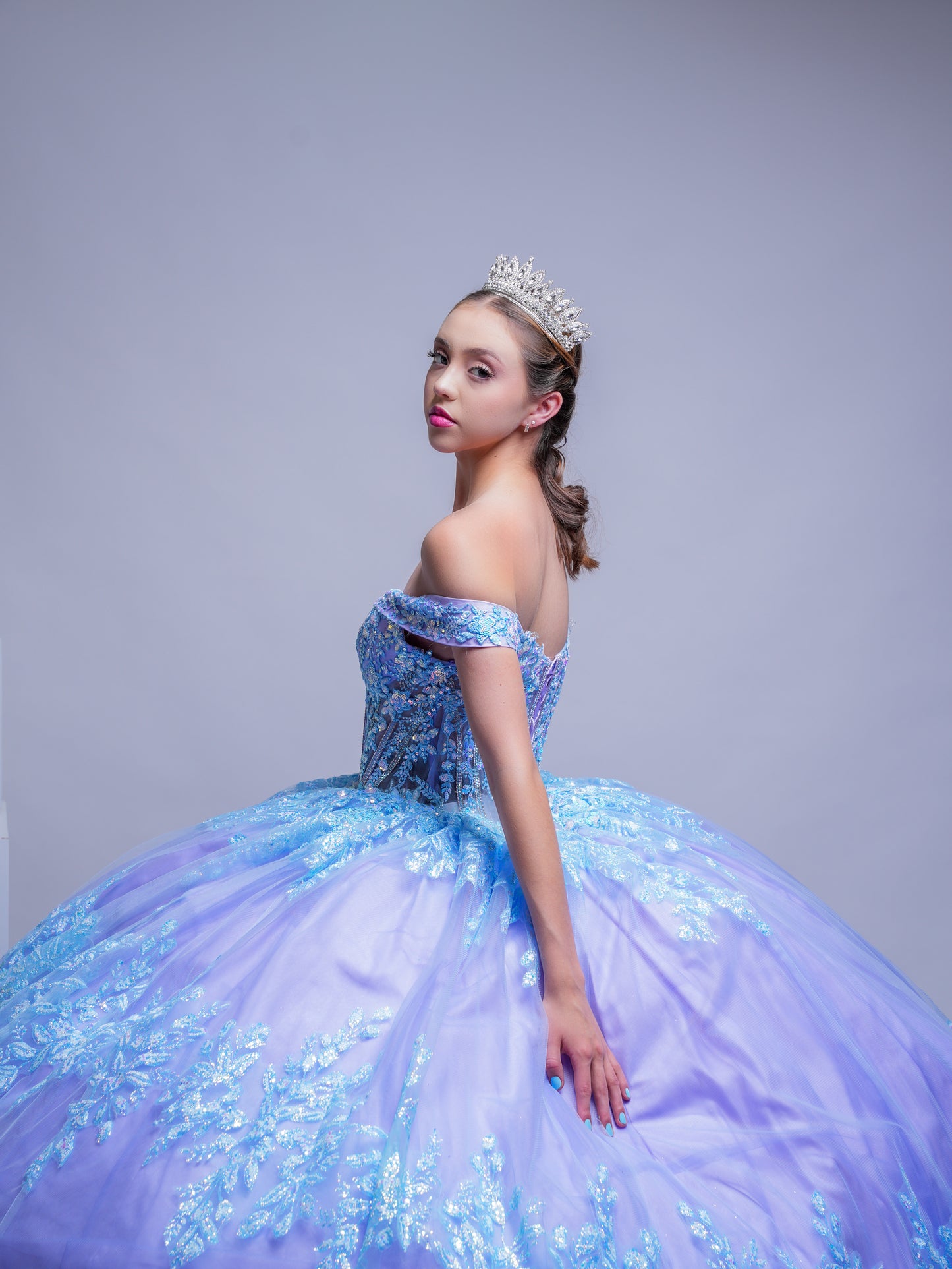Vestido De XV Años Tornasol Lila y Azul con Glitter y Mangas Campesinas