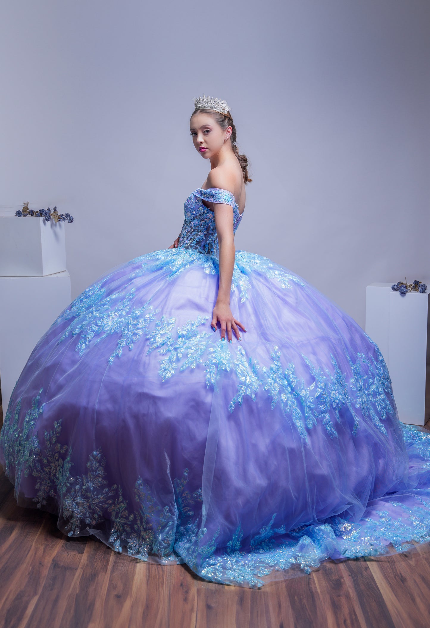 Vestido De XV Años Tornasol Lila y Azul con Glitter y Mangas Campesinas