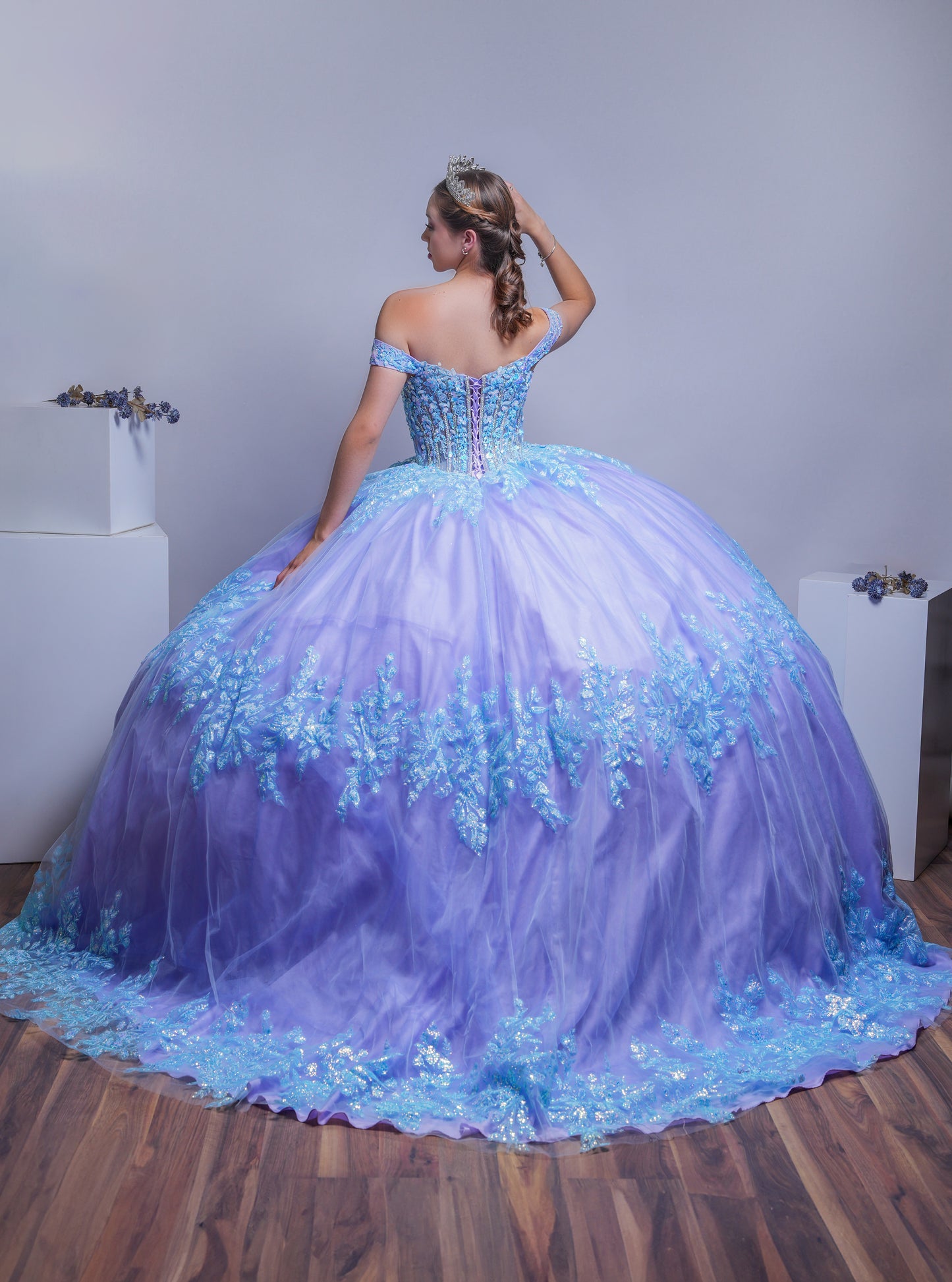 Vestido De XV Años Tornasol Lila y Azul con Glitter y Mangas Campesinas