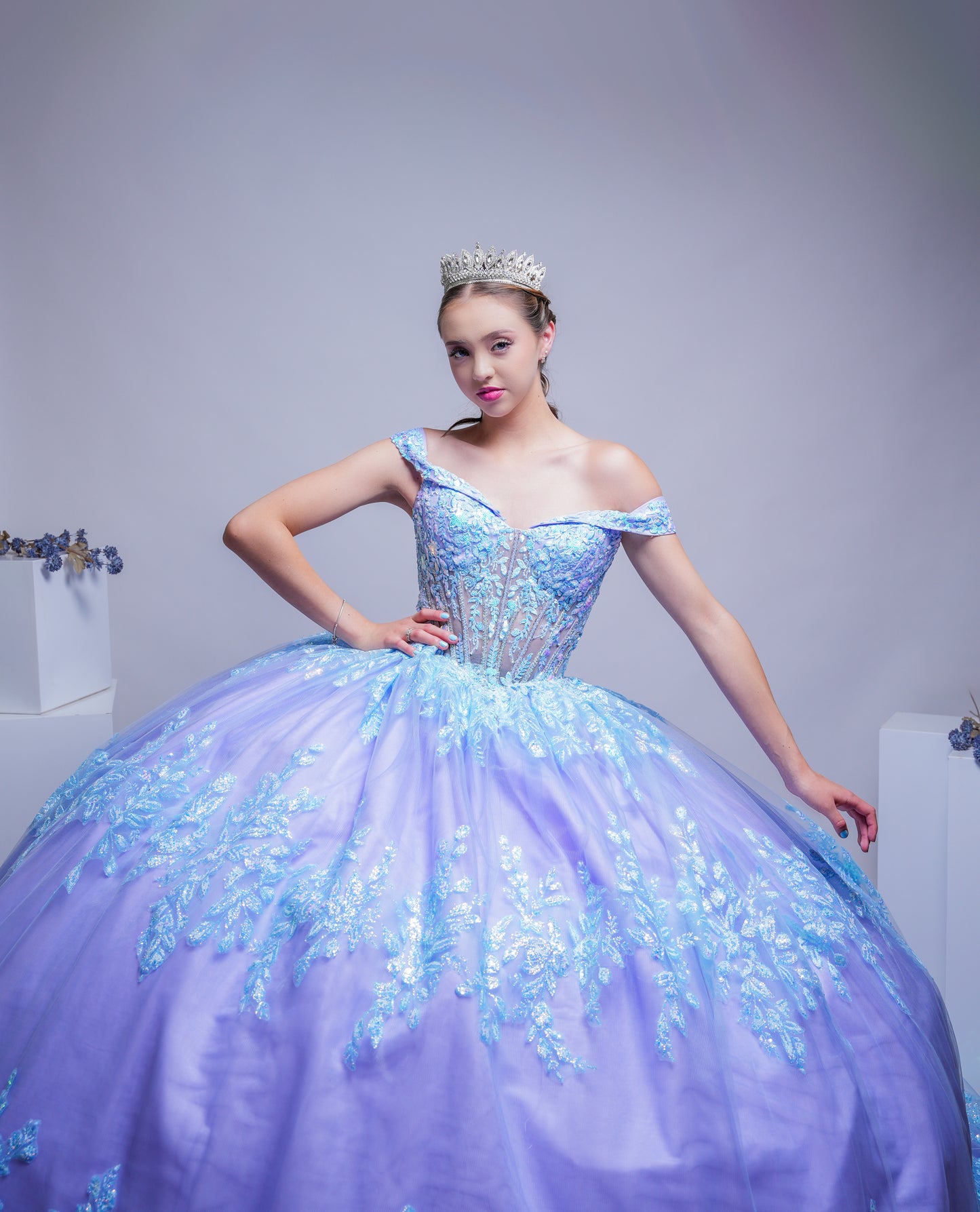 Vestido De XV Años Tornasol Lila y Azul con Glitter y Mangas Campesinas