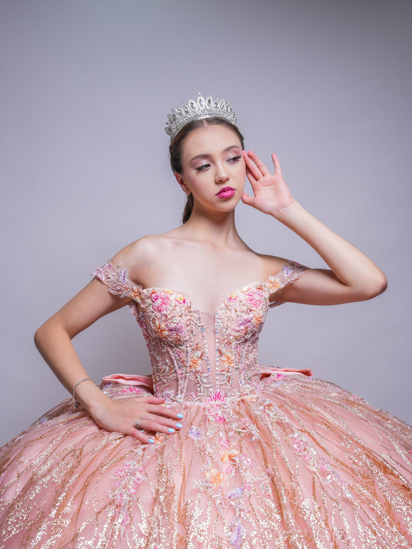 Vestido de XV Años Rose Gold Com Glitter Dorado y Flores Rosas y Amarillas