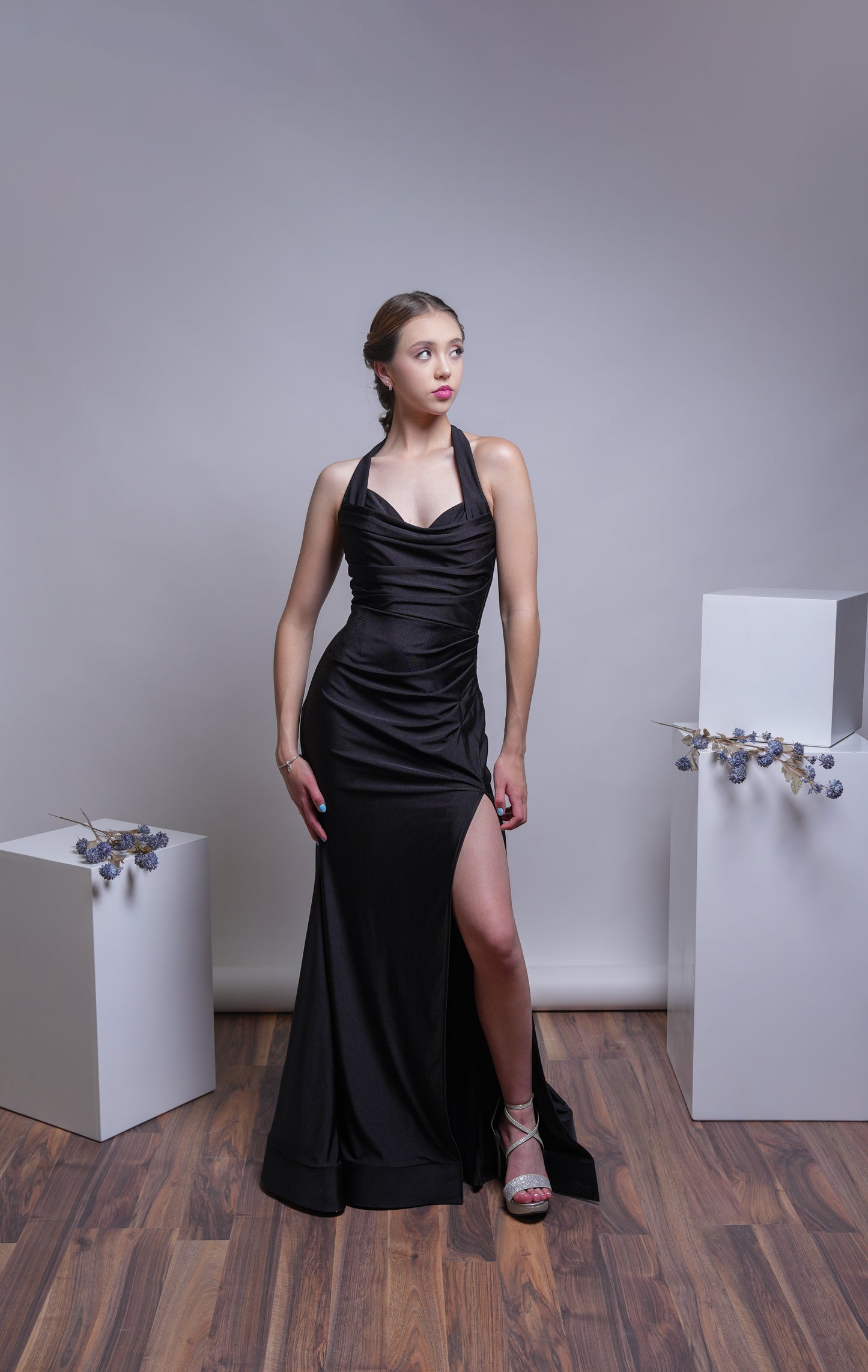 Vestido Negro Corrugado Tirante en Cuello