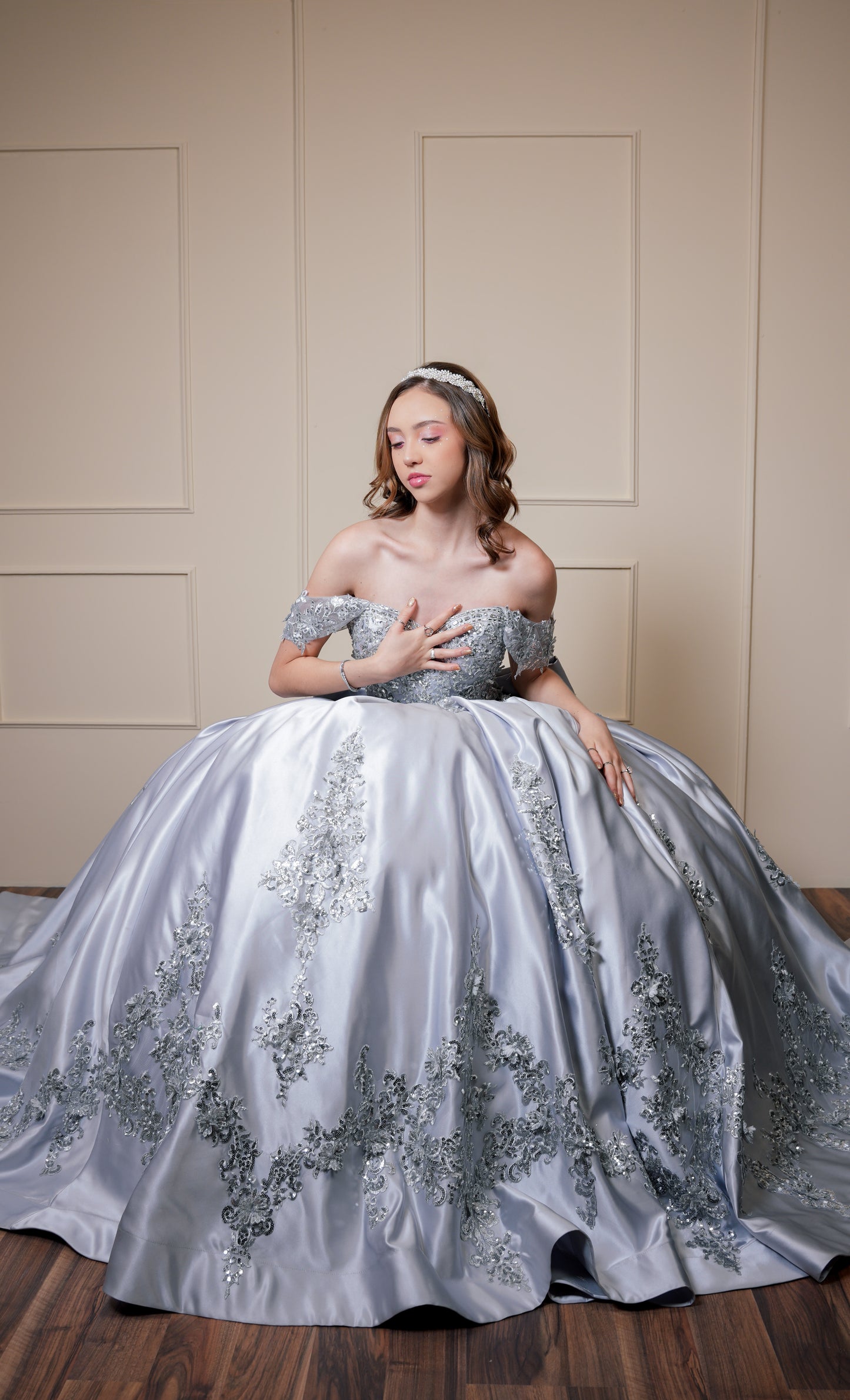 Vestido de XV Años Gris Satin Bordado de Flores con Moño