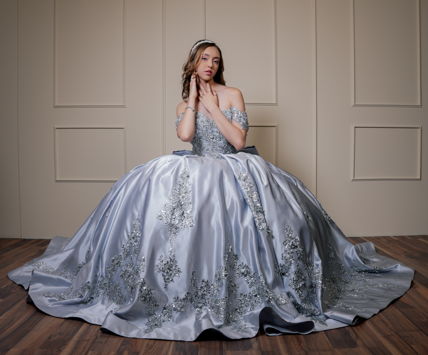 Vestido de XV Años Gris Satin Bordado de Flores con Moño