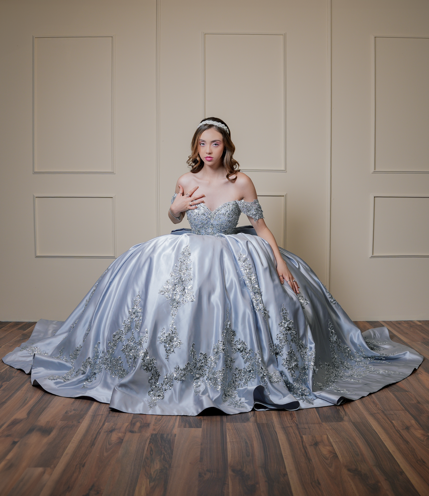 Vestido de XV Años Gris Satin Bordado de Flores con Moño