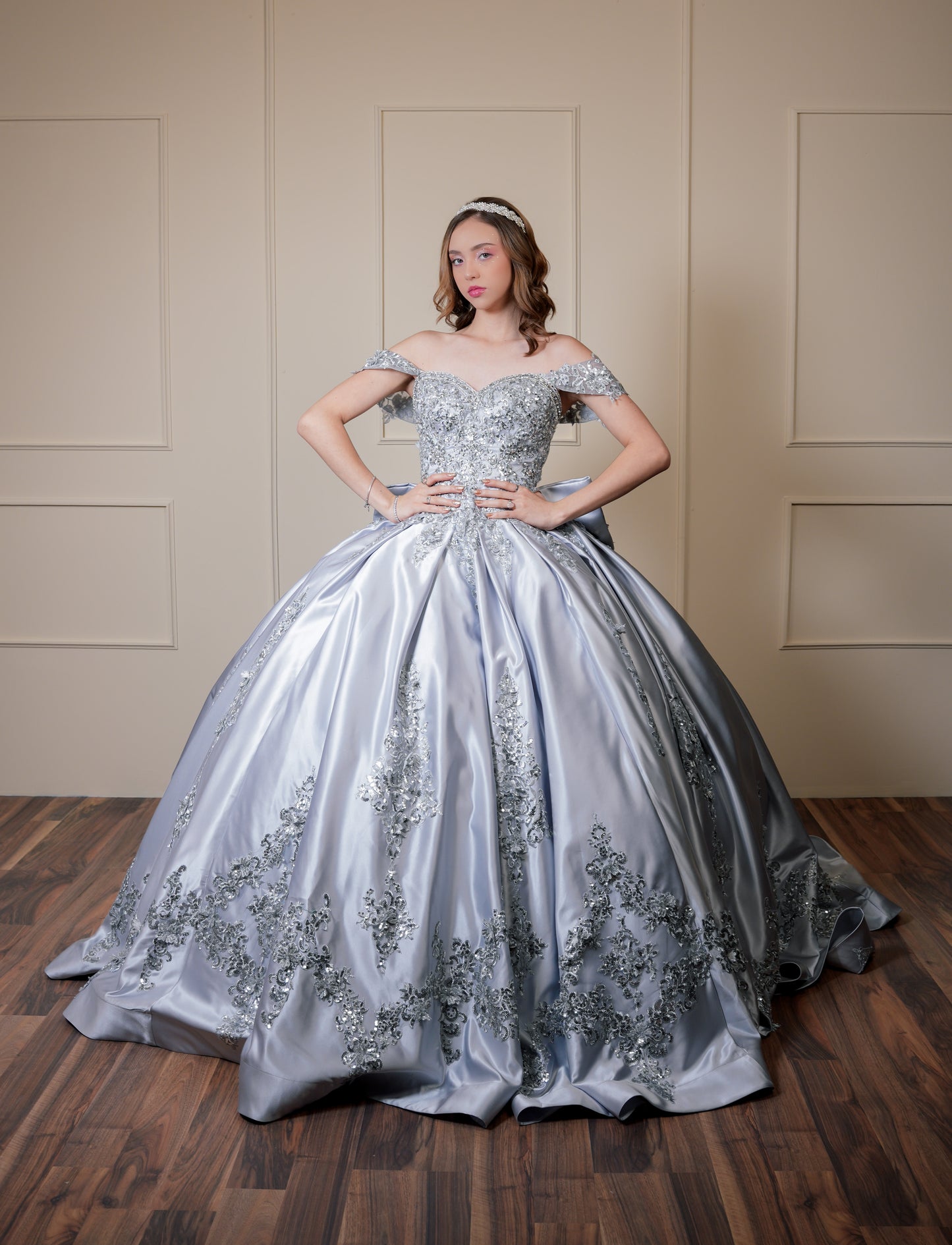 Vestido de XV Años Gris Satin Bordado de Flores con Moño
