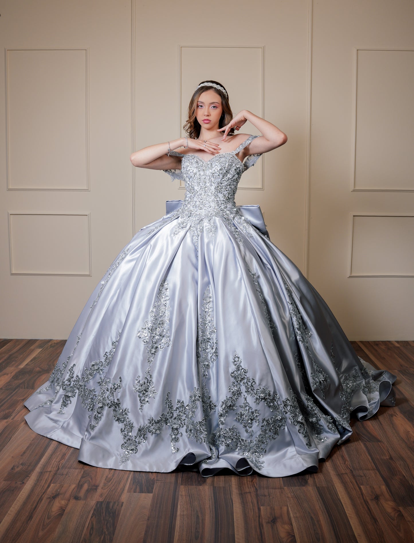 Vestido de XV Años Gris Satin Bordado de Flores con Moño