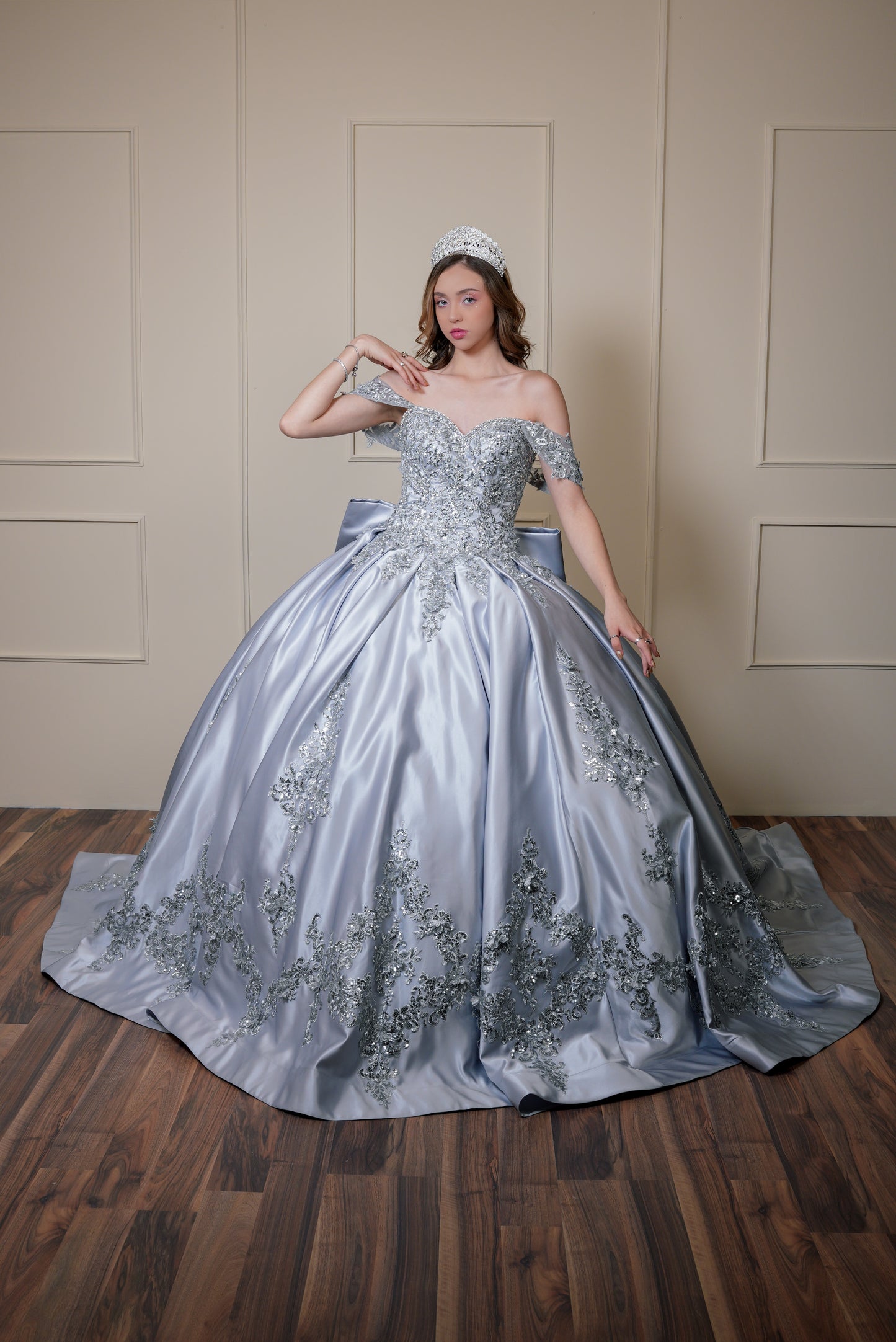 Vestido de XV Años Gris Satin Bordado de Flores con Moño