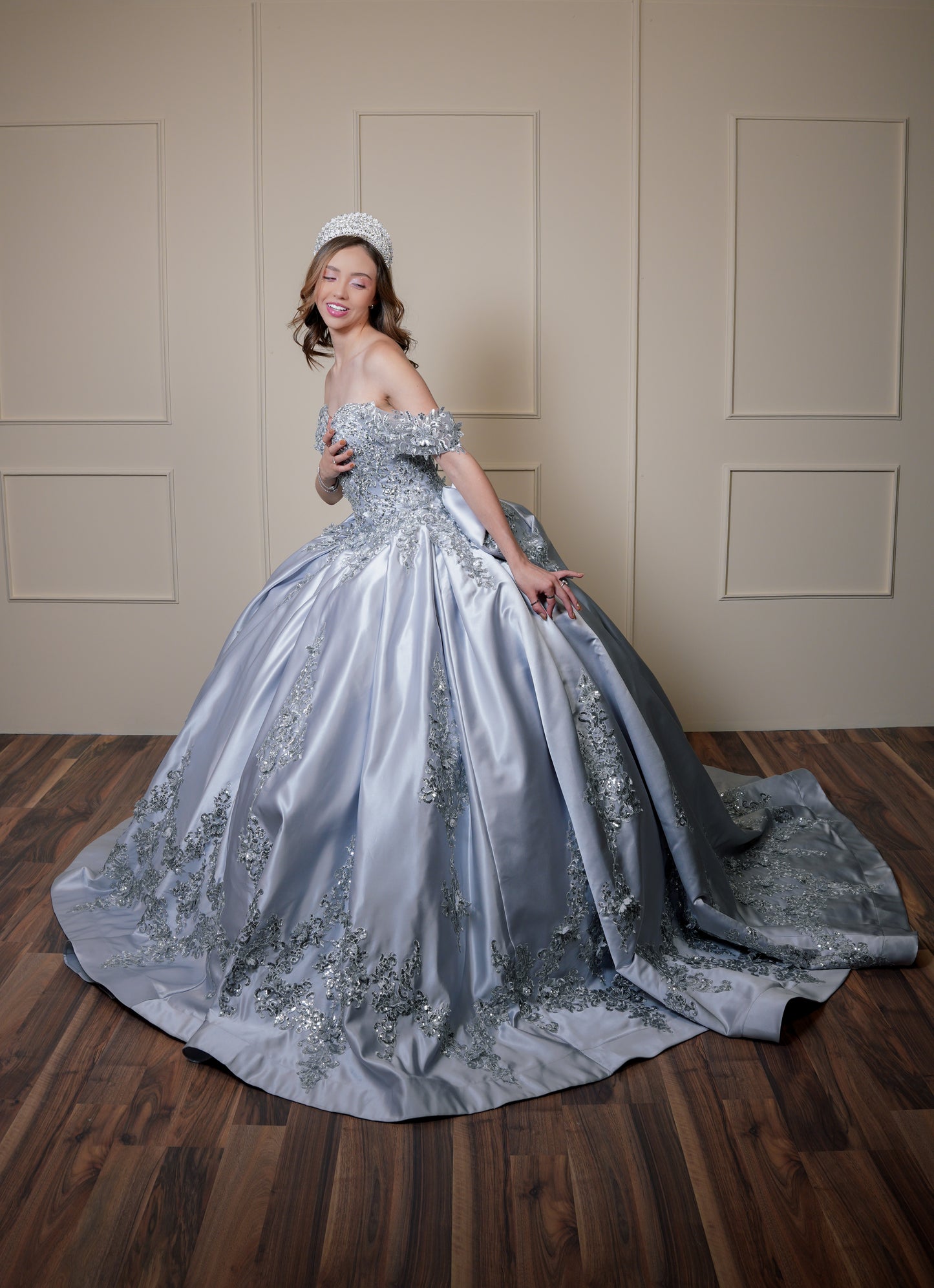 Vestido de XV Años Gris Satin Bordado de Flores con Moño