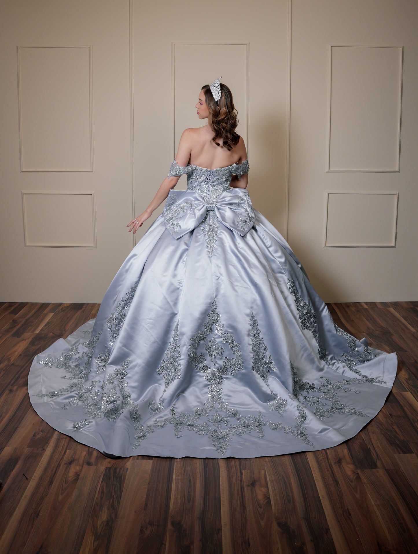 Vestido de XV Años Gris Satin Bordado de Flores con Moño
