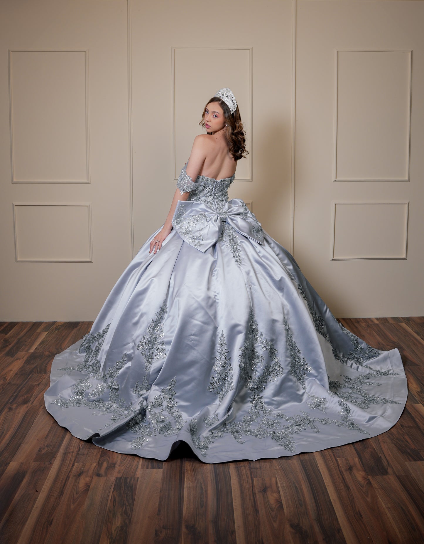 Vestido de XV Años Gris Satin Bordado de Flores con Moño